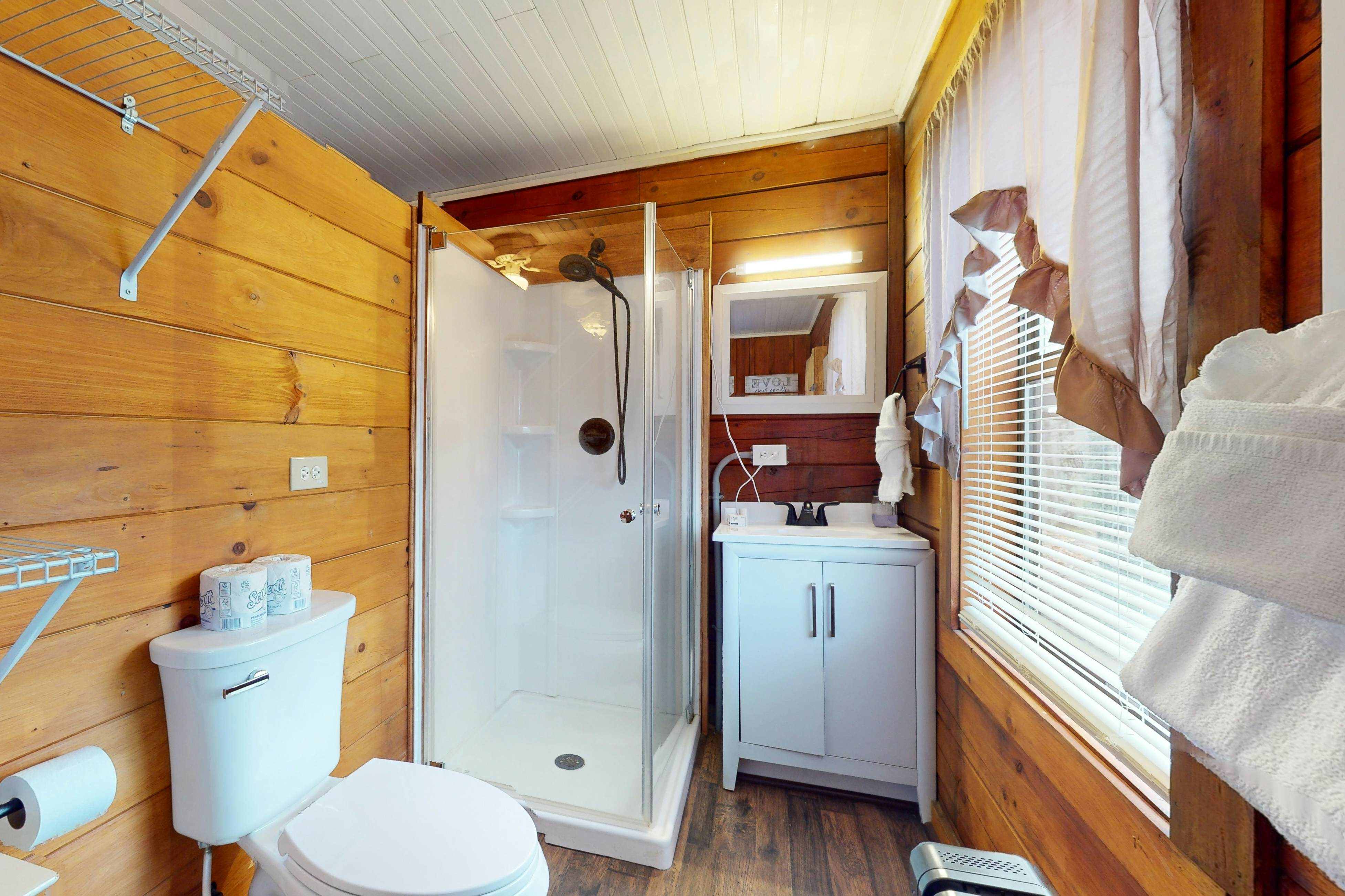 Secluded dog-friendly cabin w/ mountain views & hot tub +Free Attraction Tickets