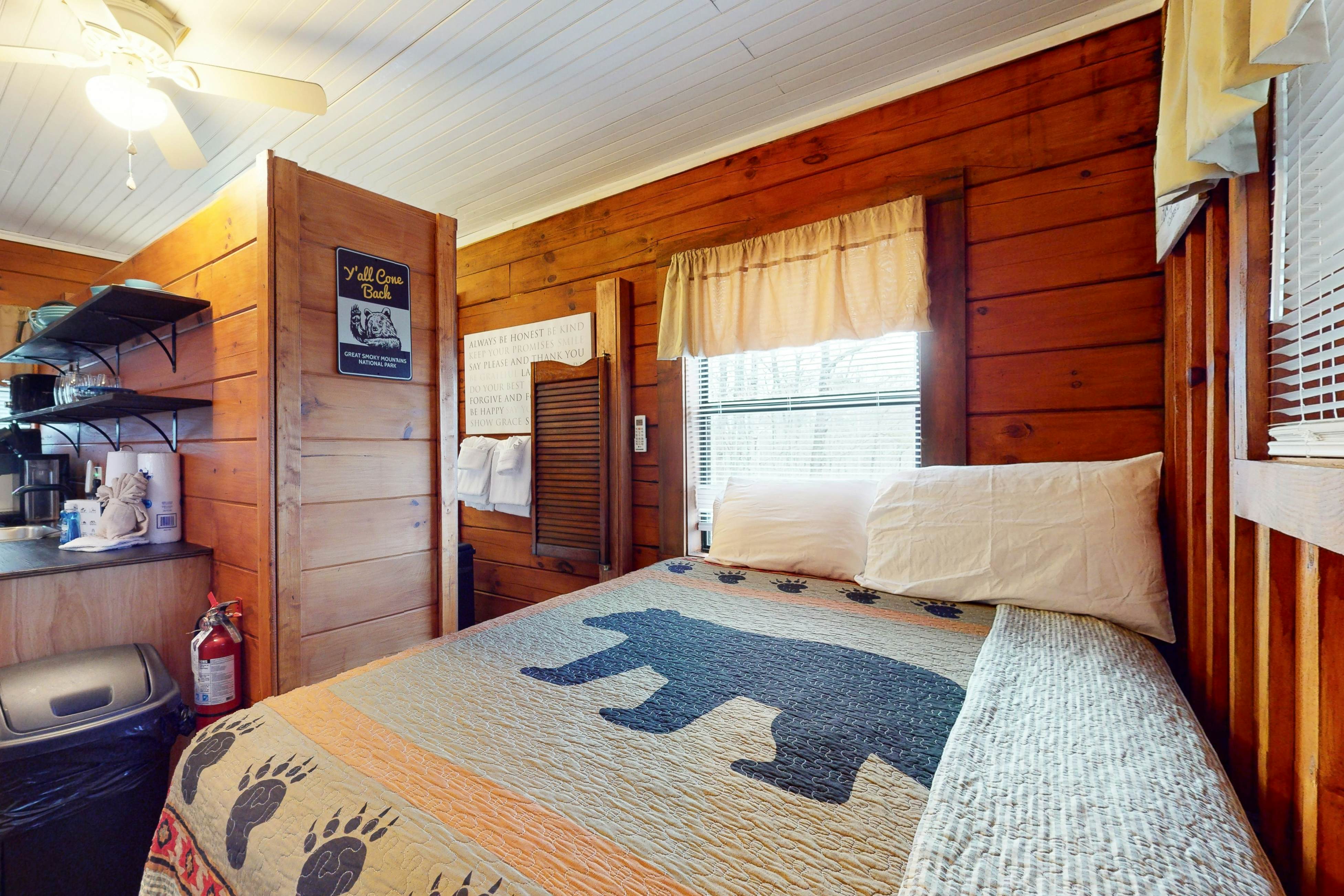 Secluded dog-friendly cabin w/ mountain views & hot tub +Free Attraction Tickets
