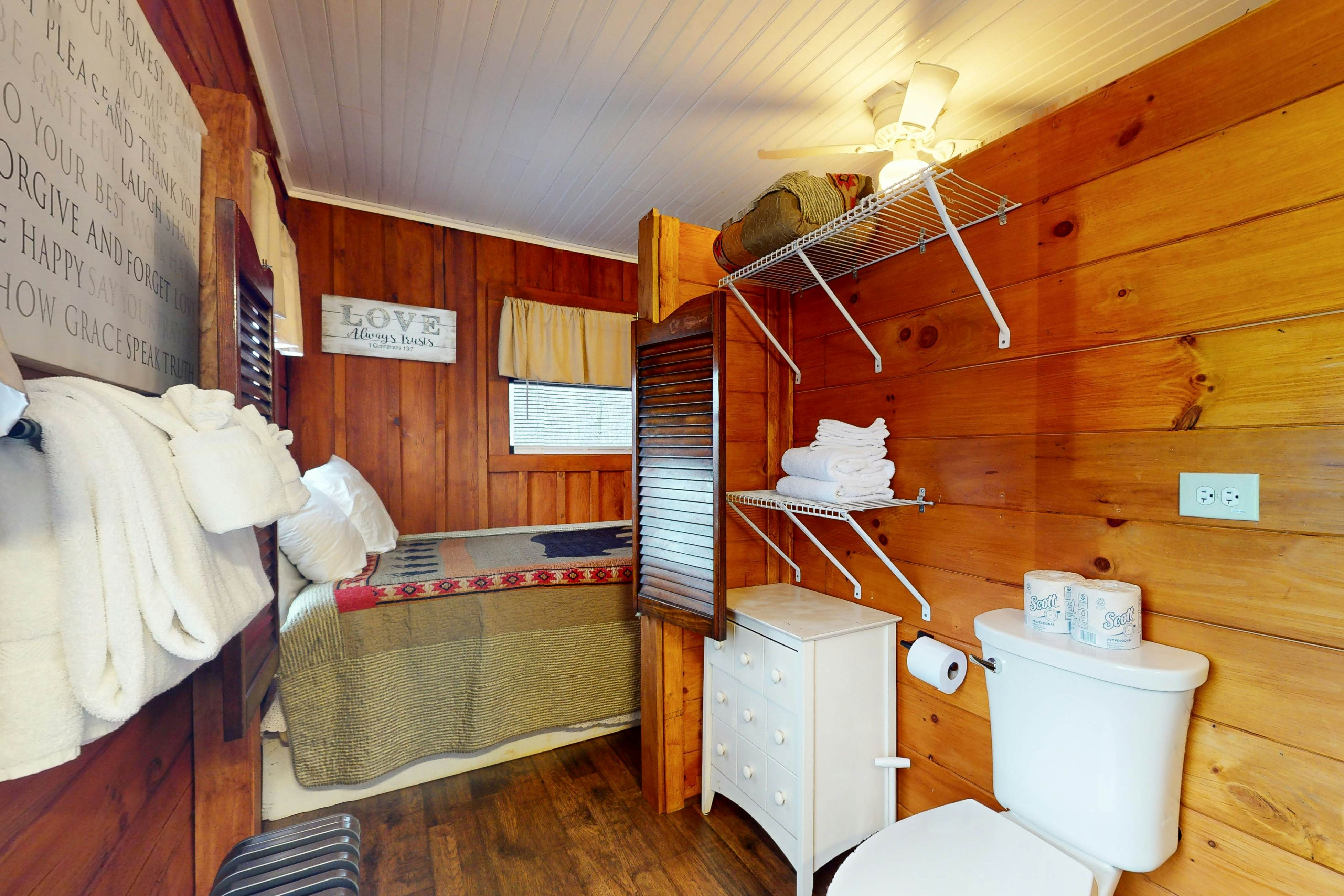 Secluded dog-friendly cabin w/ mountain views & hot tub +Free Attraction Tickets