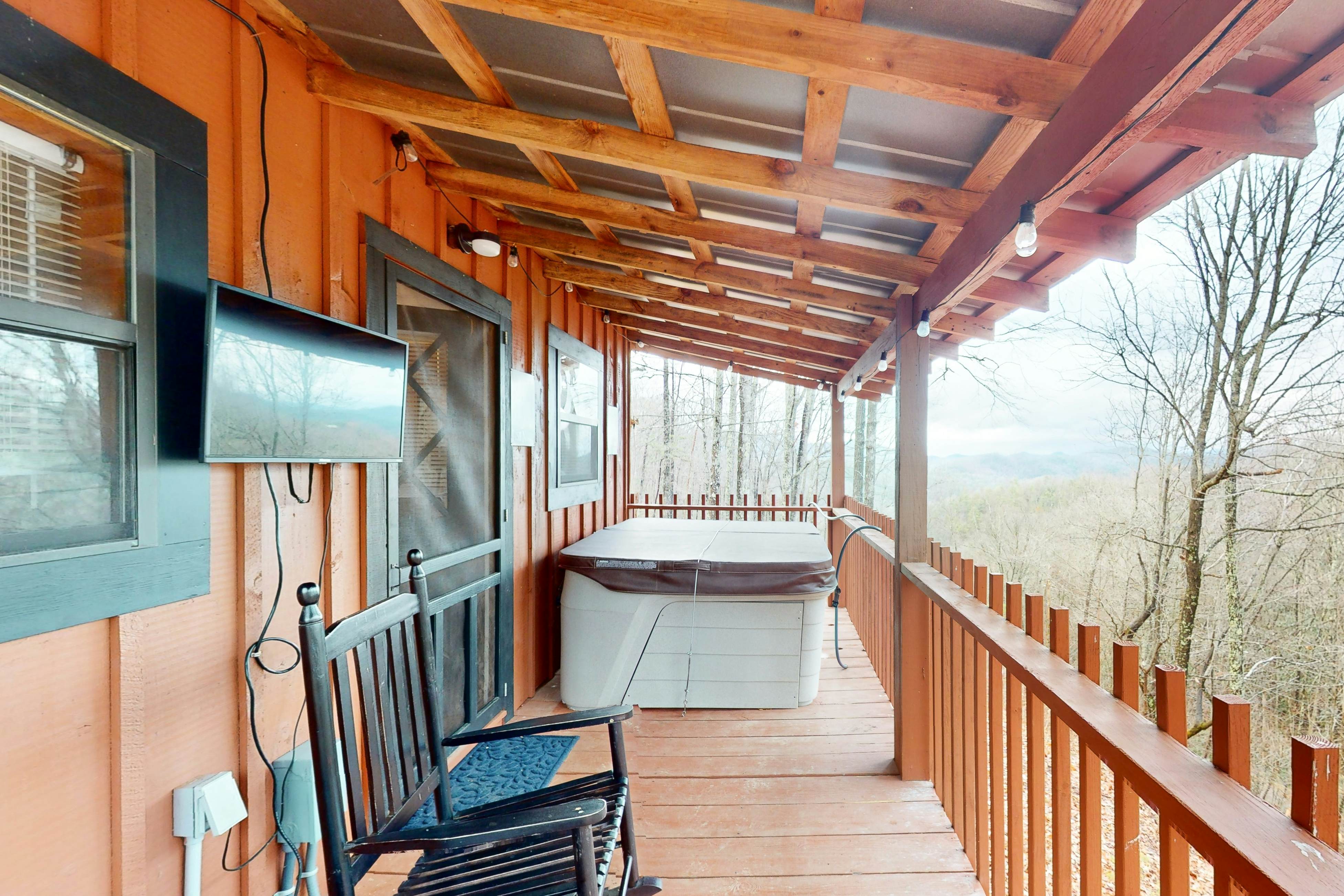 Secluded dog-friendly cabin w/ mountain views & hot tub +Free Attraction Tickets