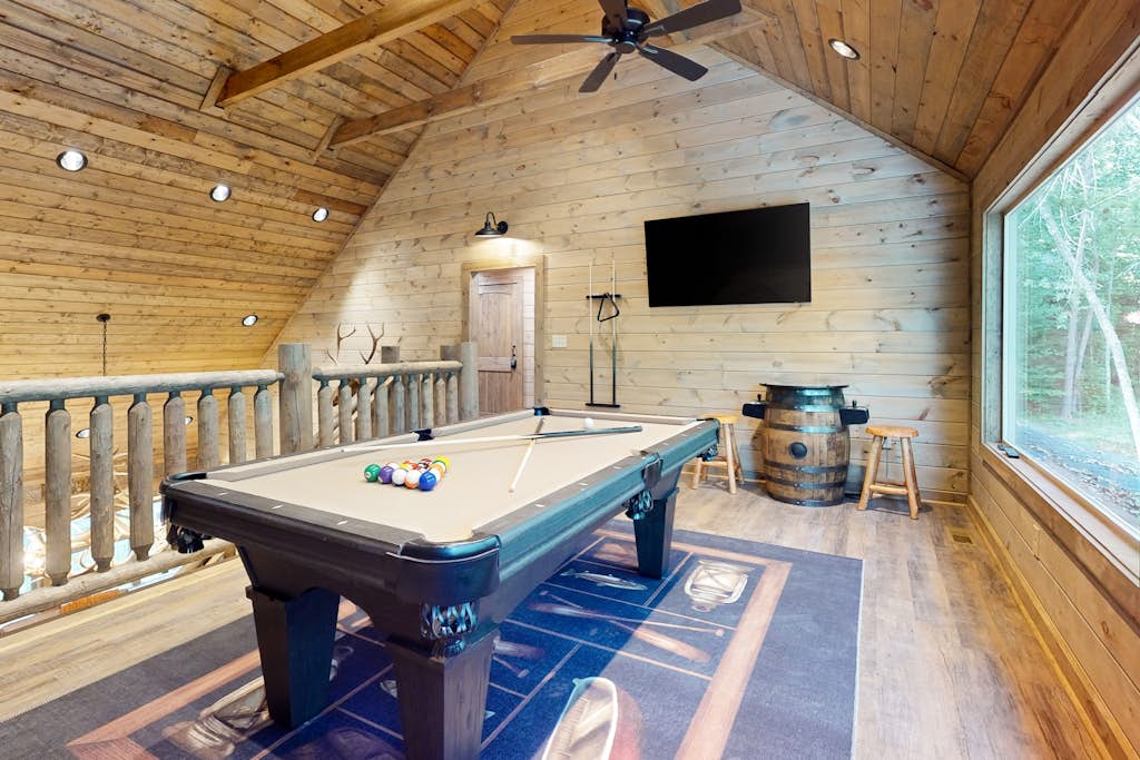 🏞️ 𝗦𝘁𝗼𝗻𝗲 𝗧𝗶𝗺𝗯𝗲𝗿
A luxury Smoky Mountain lodge in Sevierville, TN just minutes from Pigeon Forge and Dollywood. This 2023-built retreat sleeps 12 and features a private indoor heated pool, outdoor hot tub, home theater, game room, billiards, outdoor TV, and firepit. Enjoy 2 primary suites, full kitchens, smart TVs, WiFi, and spacious living areas surrounded by peaceful wooded views. Perfect for family getaways, group trips, and mountain adventures.