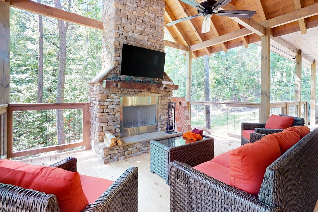 🏞️ 𝗦𝘁𝗼𝗻𝗲 𝗧𝗶𝗺𝗯𝗲𝗿
A luxury Smoky Mountain lodge in Sevierville, TN just minutes from Pigeon Forge and Dollywood. This 2023-built retreat sleeps 12 and features a private indoor heated pool, outdoor hot tub, home theater, game room, billiards, outdoor TV, and firepit. Enjoy 2 primary suites, full kitchens, smart TVs, WiFi, and spacious living areas surrounded by peaceful wooded views. Perfect for family getaways, group trips, and mountain adventures.