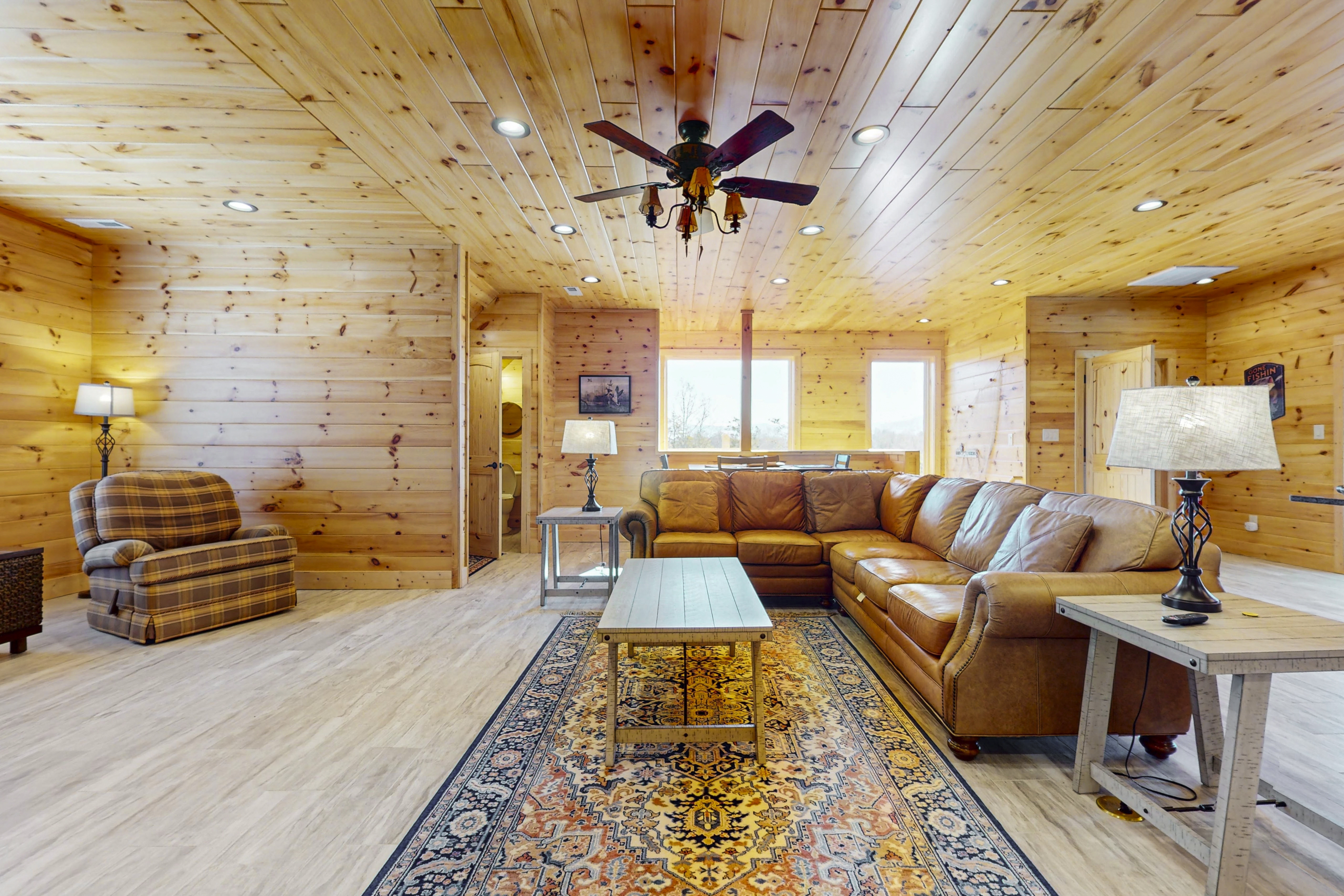 Cozy Home W Lake Views, Sleeps 4, Games, Free Ticket