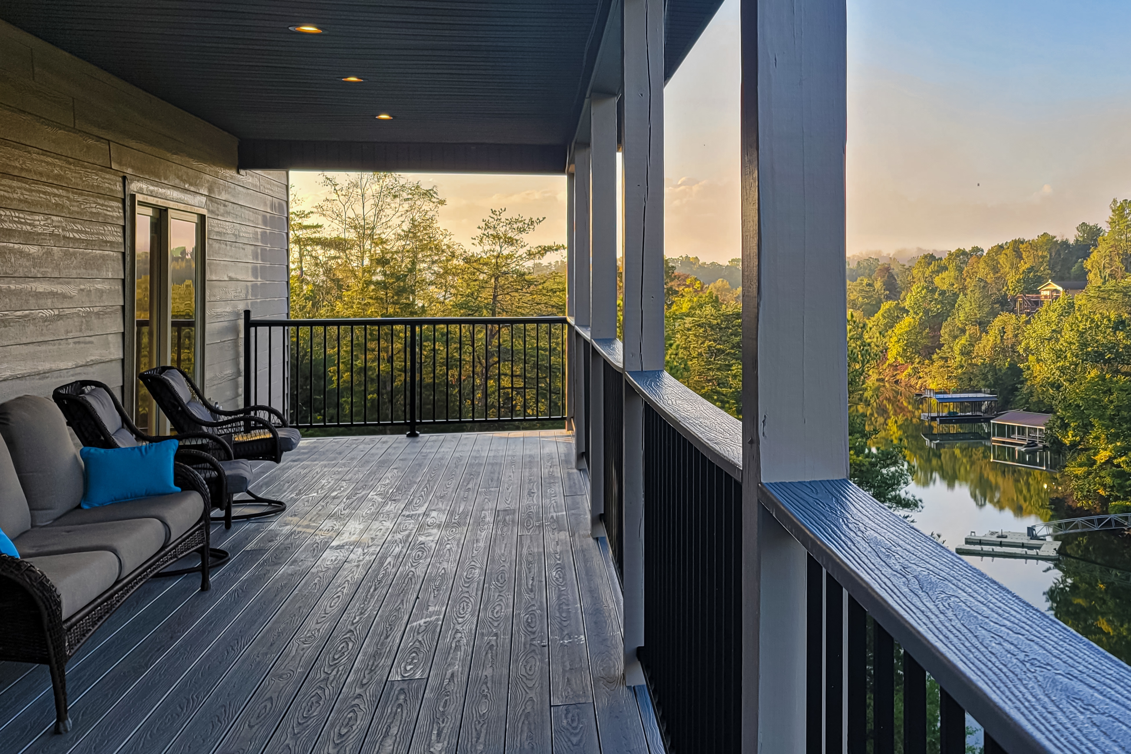 Cozy Home W Lake Views, Sleeps 4, Games, Free Ticket