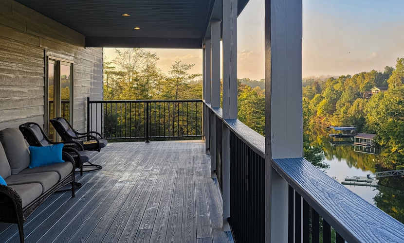 Cozy Home W Lake Views, Sleeps 4, Games, Free Ticket