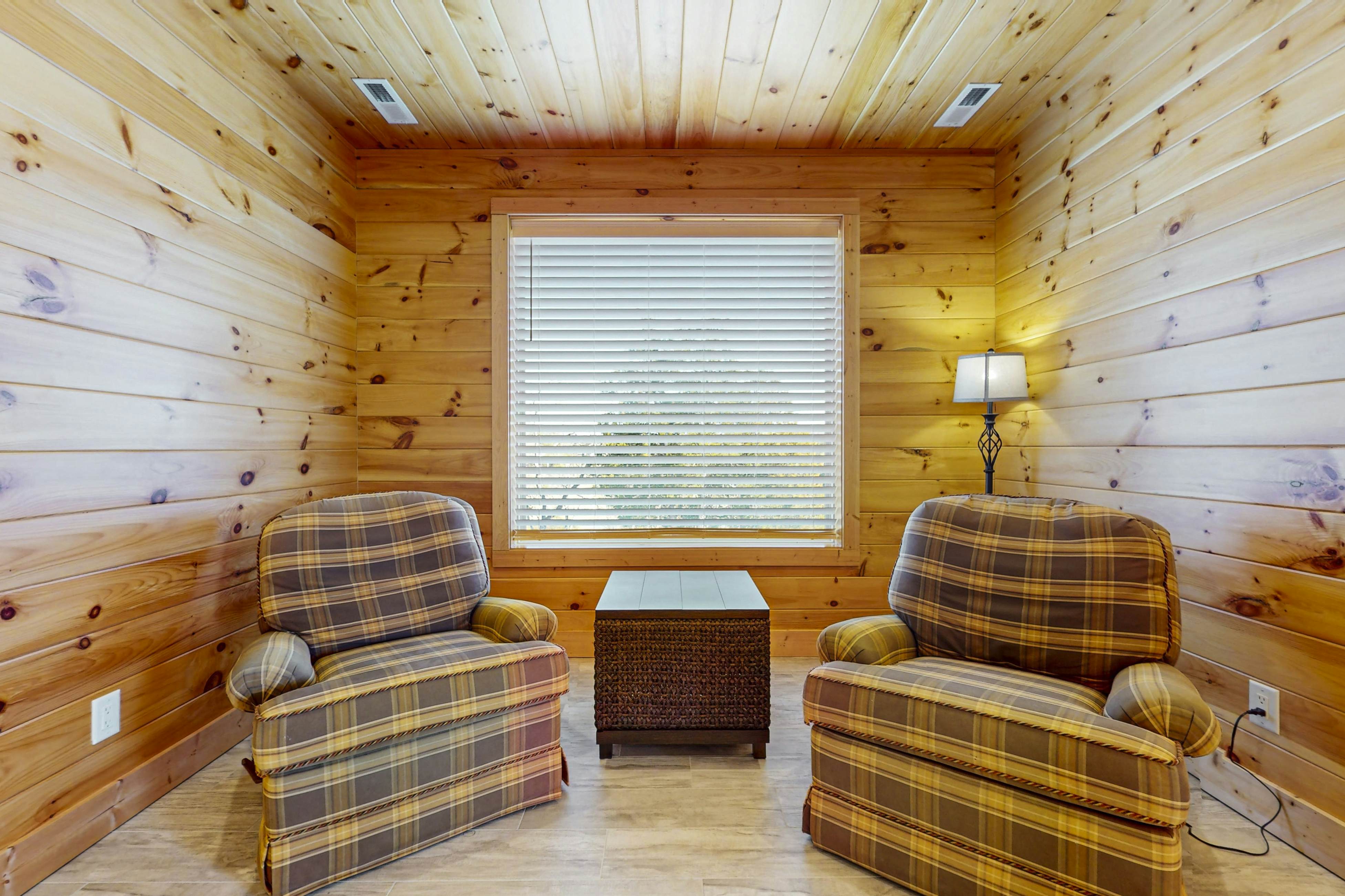 Cozy Home W Lake Views, Sleeps 4・Games・Free Ticket