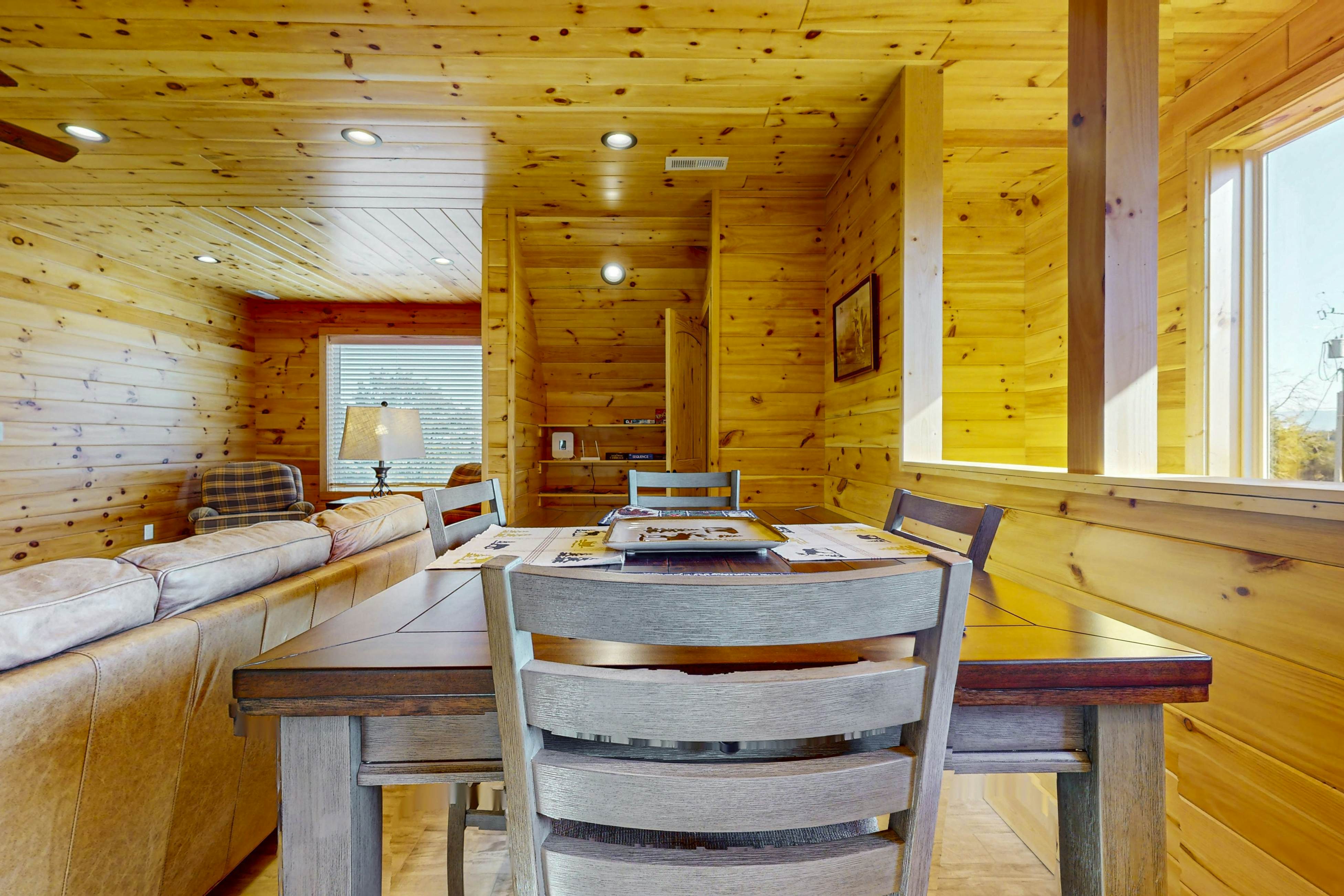 Cozy Home W Lake Views, Sleeps 4・Games・Free Ticket