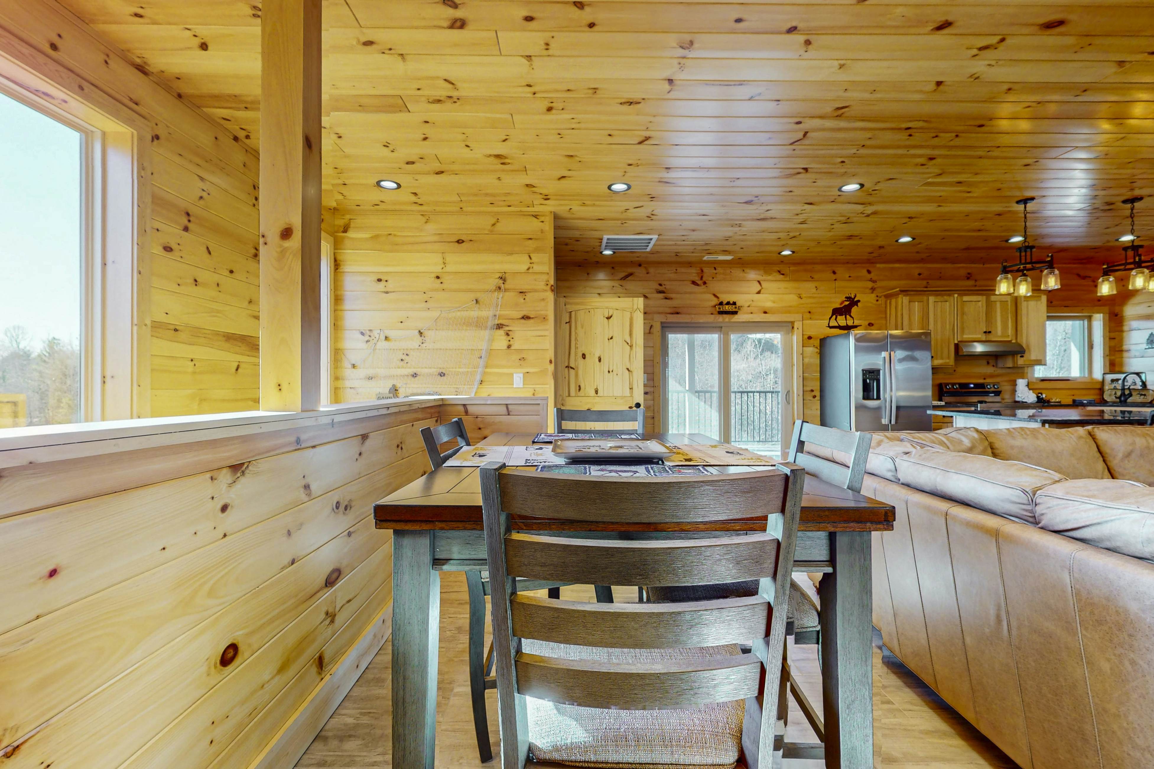 Cozy Home W Lake Views, Sleeps 4・Games・Free Ticket