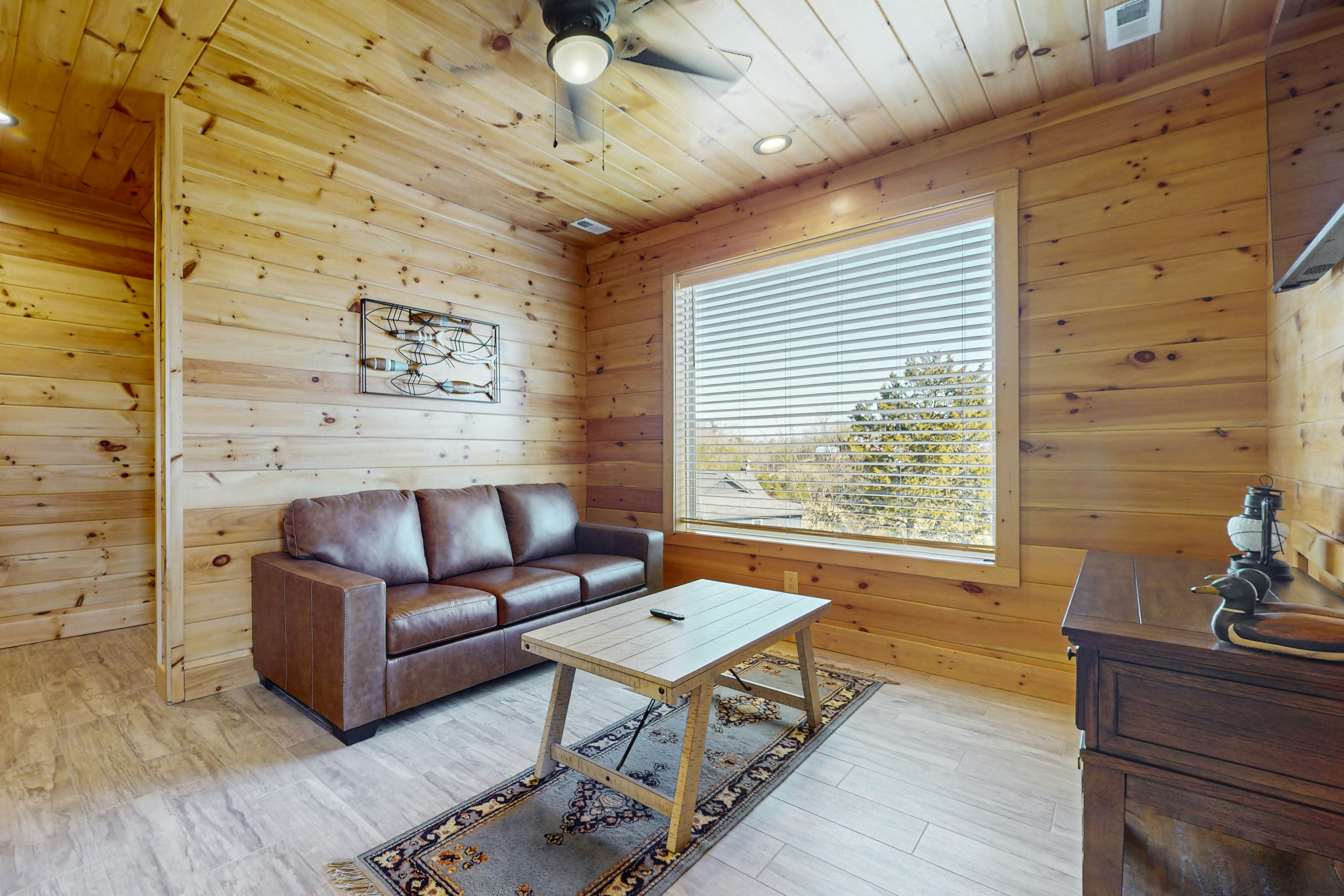 Cozy Home W Lake Views, Sleeps 4・Games・Free Ticket