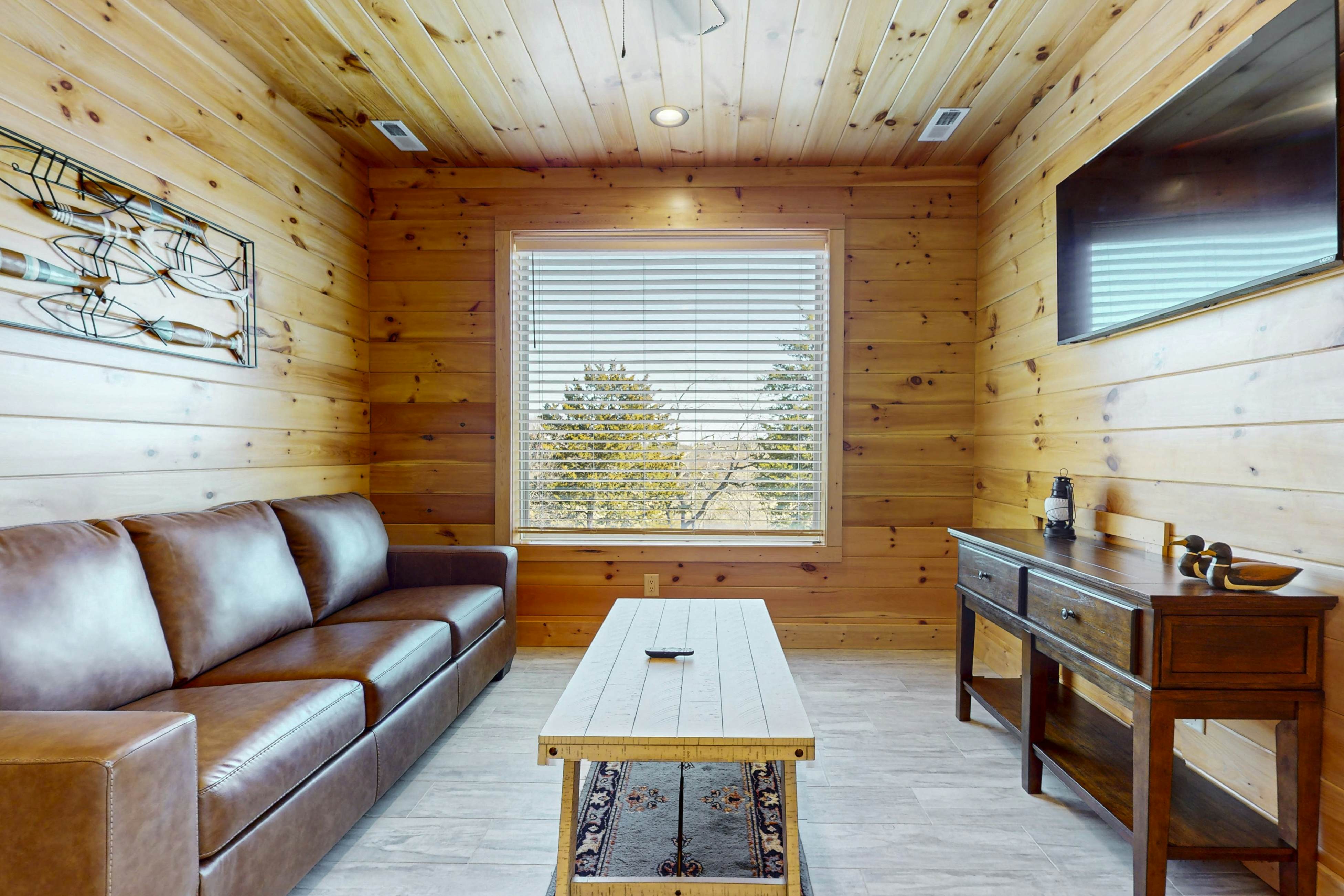 Cozy Home W Lake Views, Sleeps 4・Games・Free Ticket