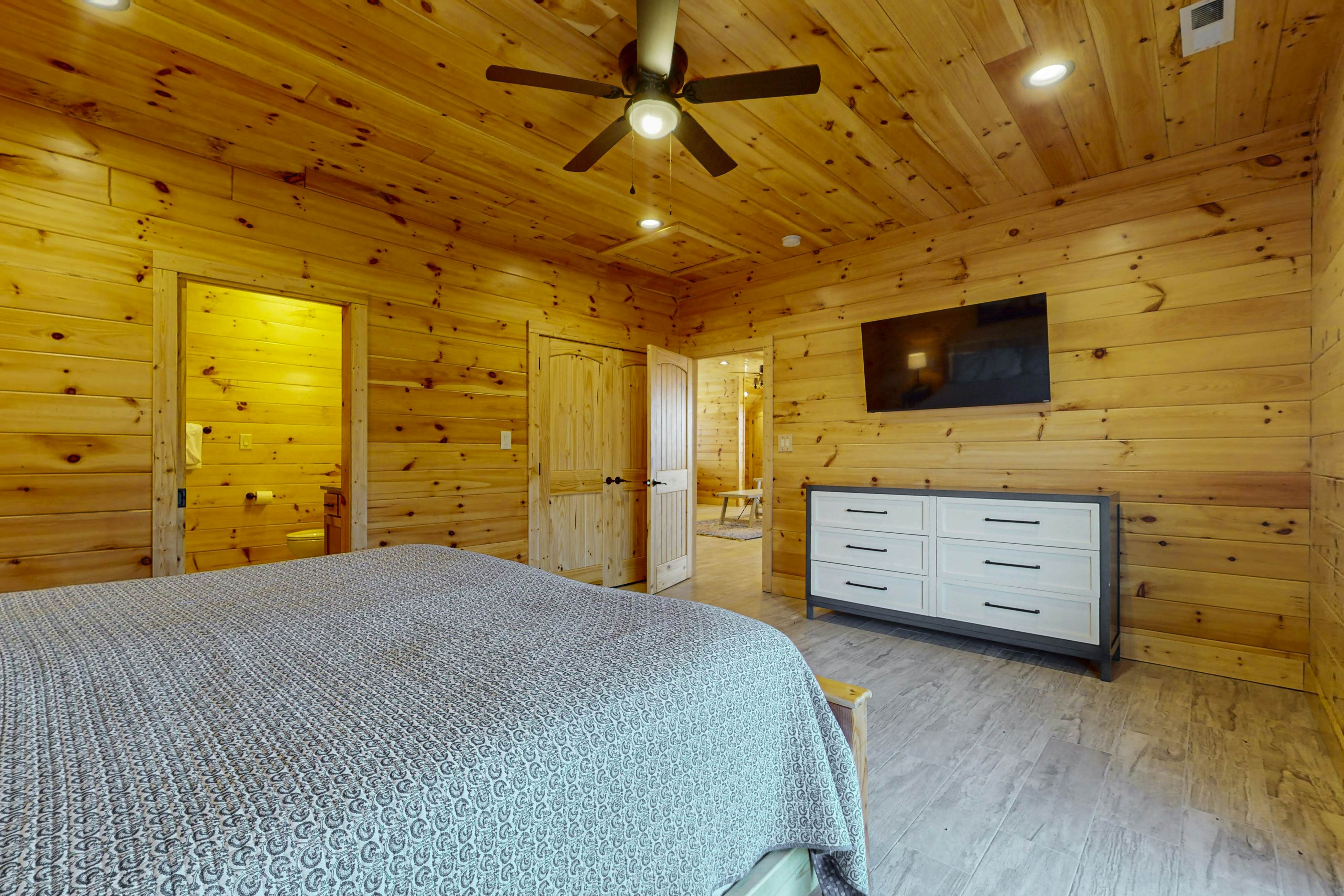 Cozy Home W Lake Views, Sleeps 4・Games・Free Ticket