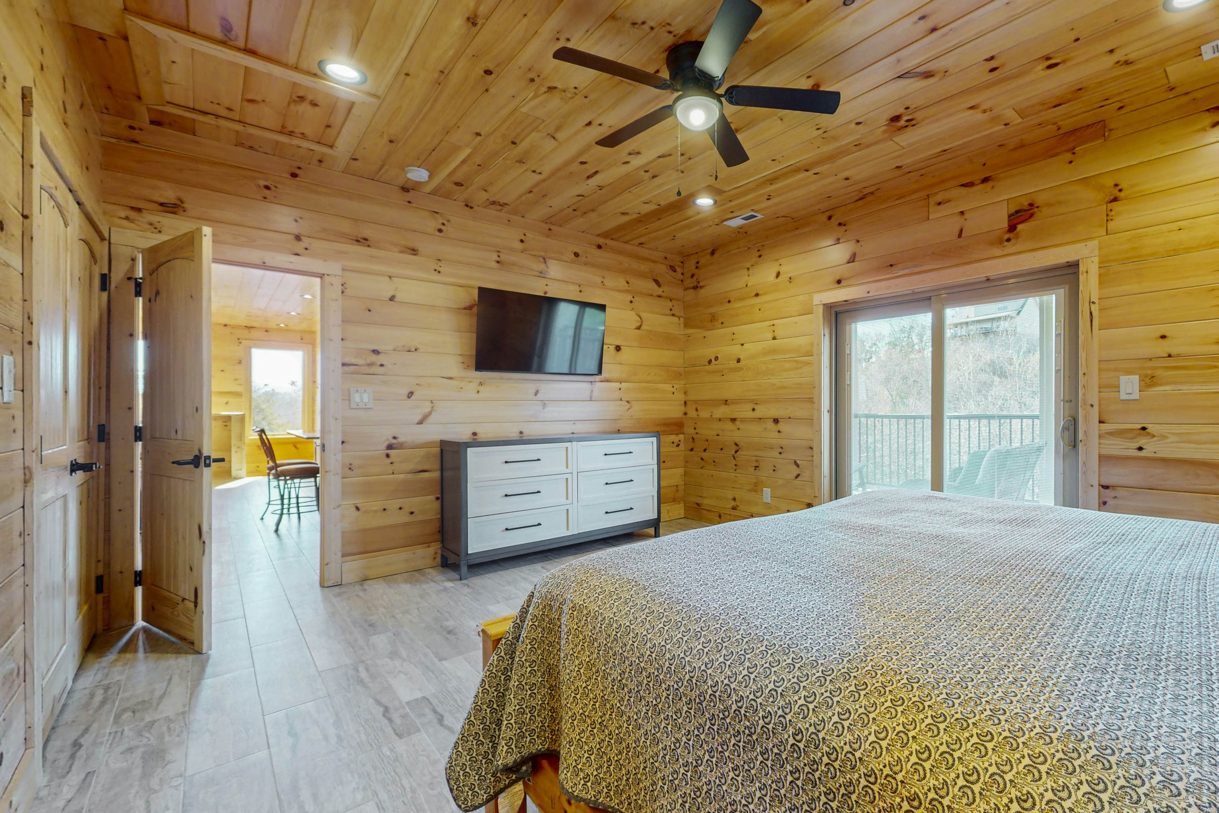 Cozy Home W Lake Views, Sleeps 4・Games・Free Ticket