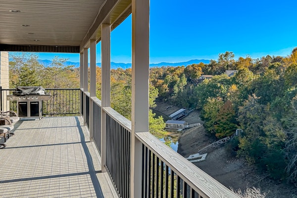 Cozy Home W Lake Views, Sleeps 4, Games, Free Ticket