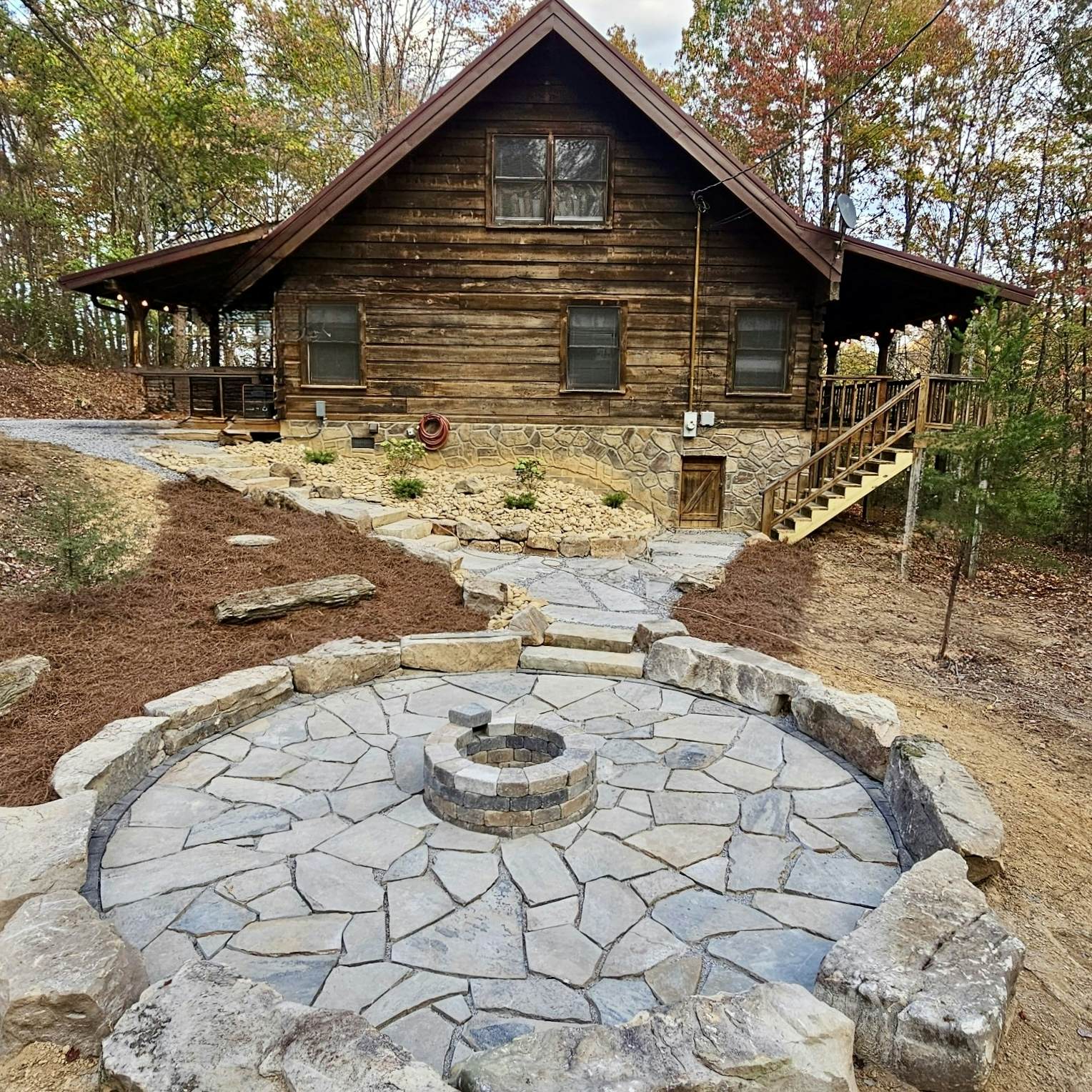 Cozy cabin with hot tub, free attraction tickets, community pool, walking trails