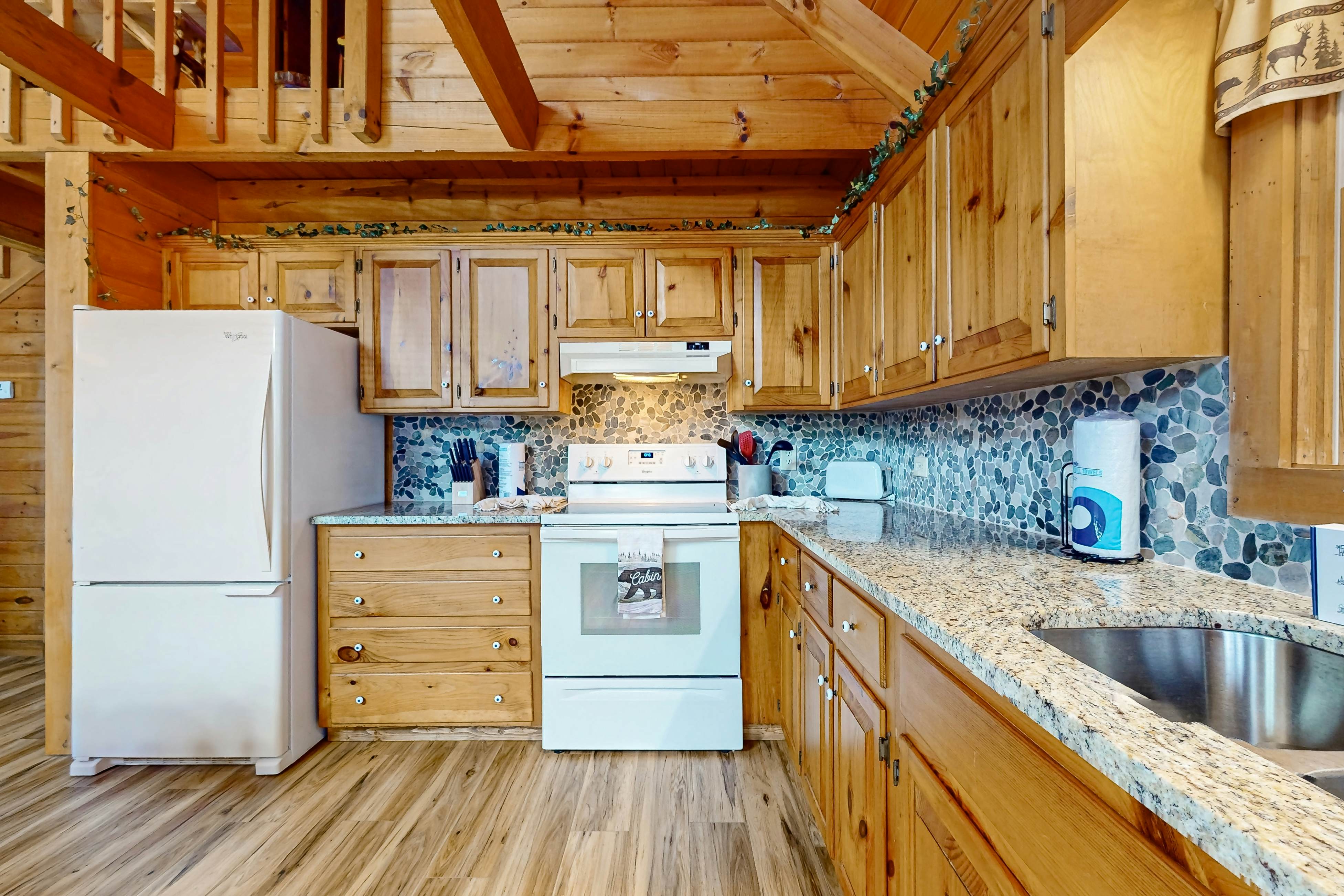 Cozy Cabin, Sleeps 6・Shared pool・Walking trails
