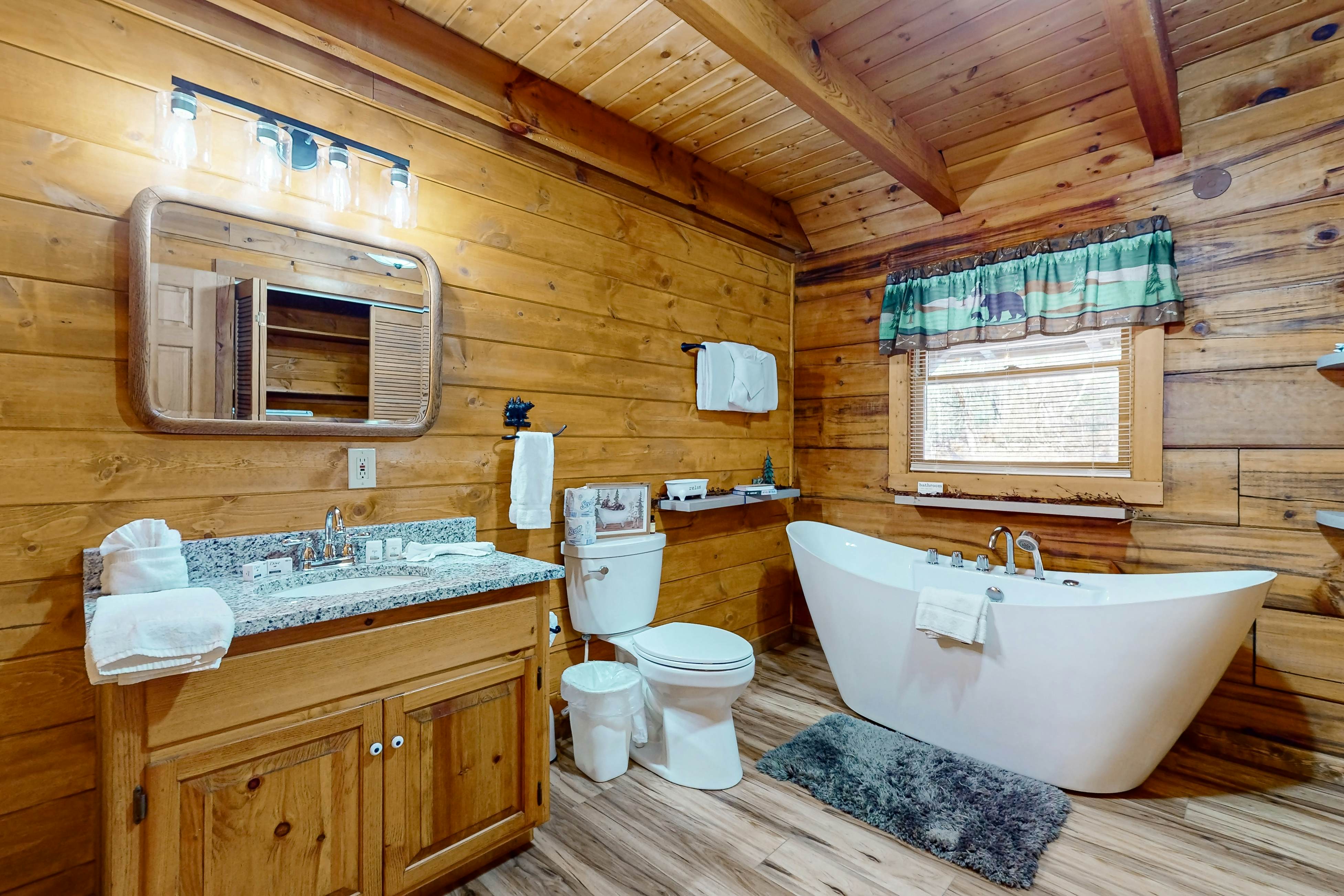 Cozy Cabin, Sleeps 6・Shared pool・Walking trails