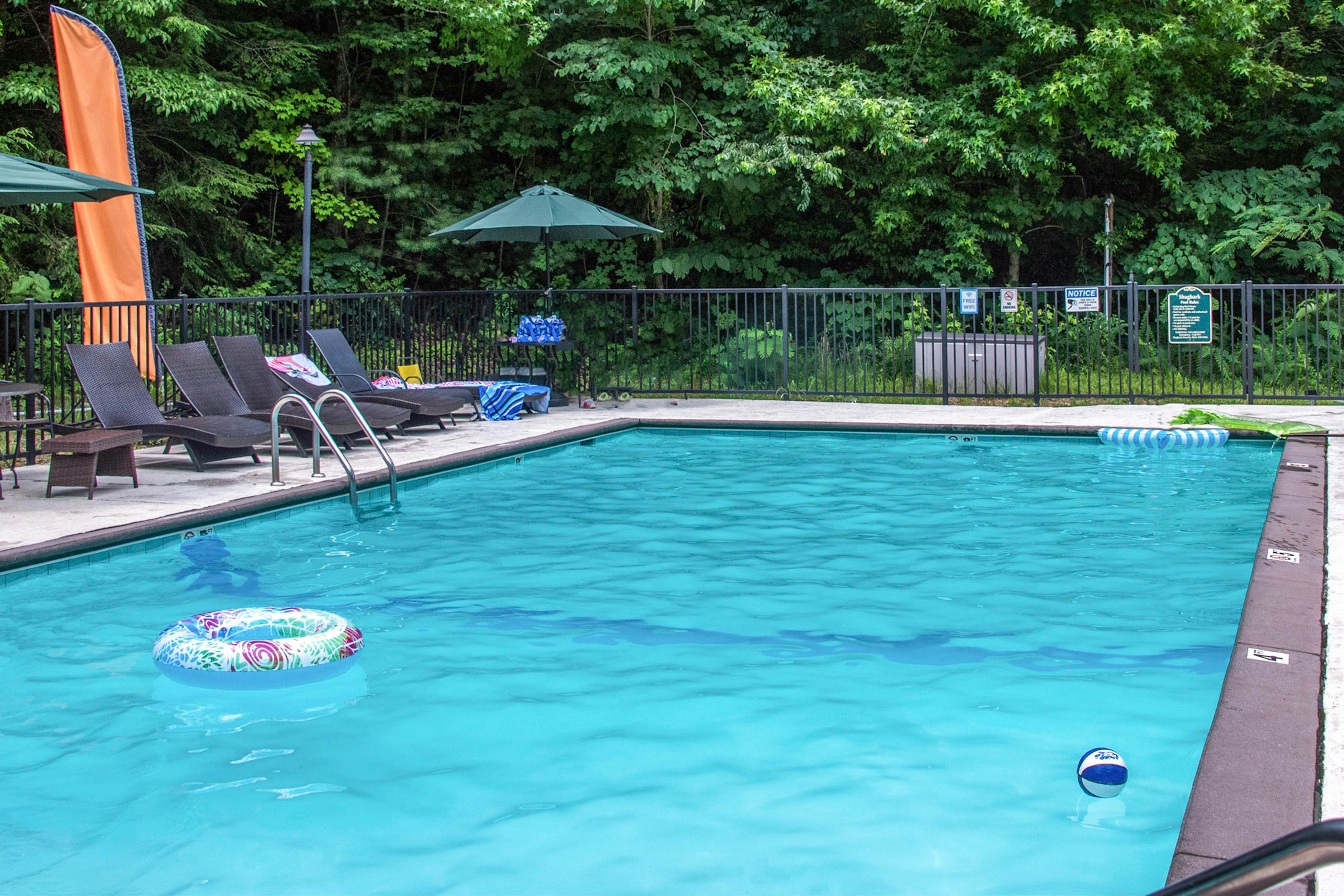 Cozy Cabin, Sleeps 6・Shared pool・Walking trails