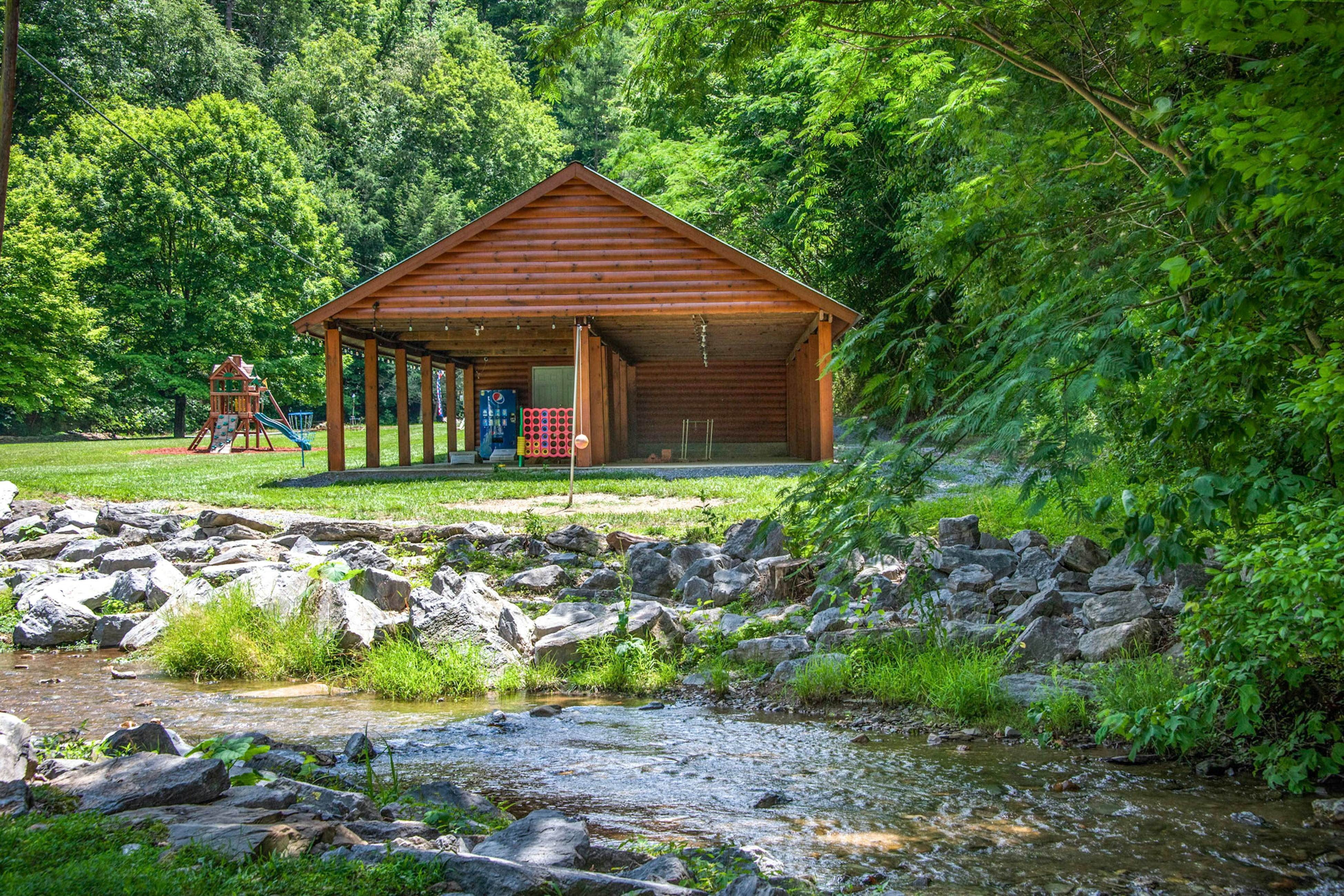 Cozy Cabin, Sleeps 6・Shared pool・Walking trails