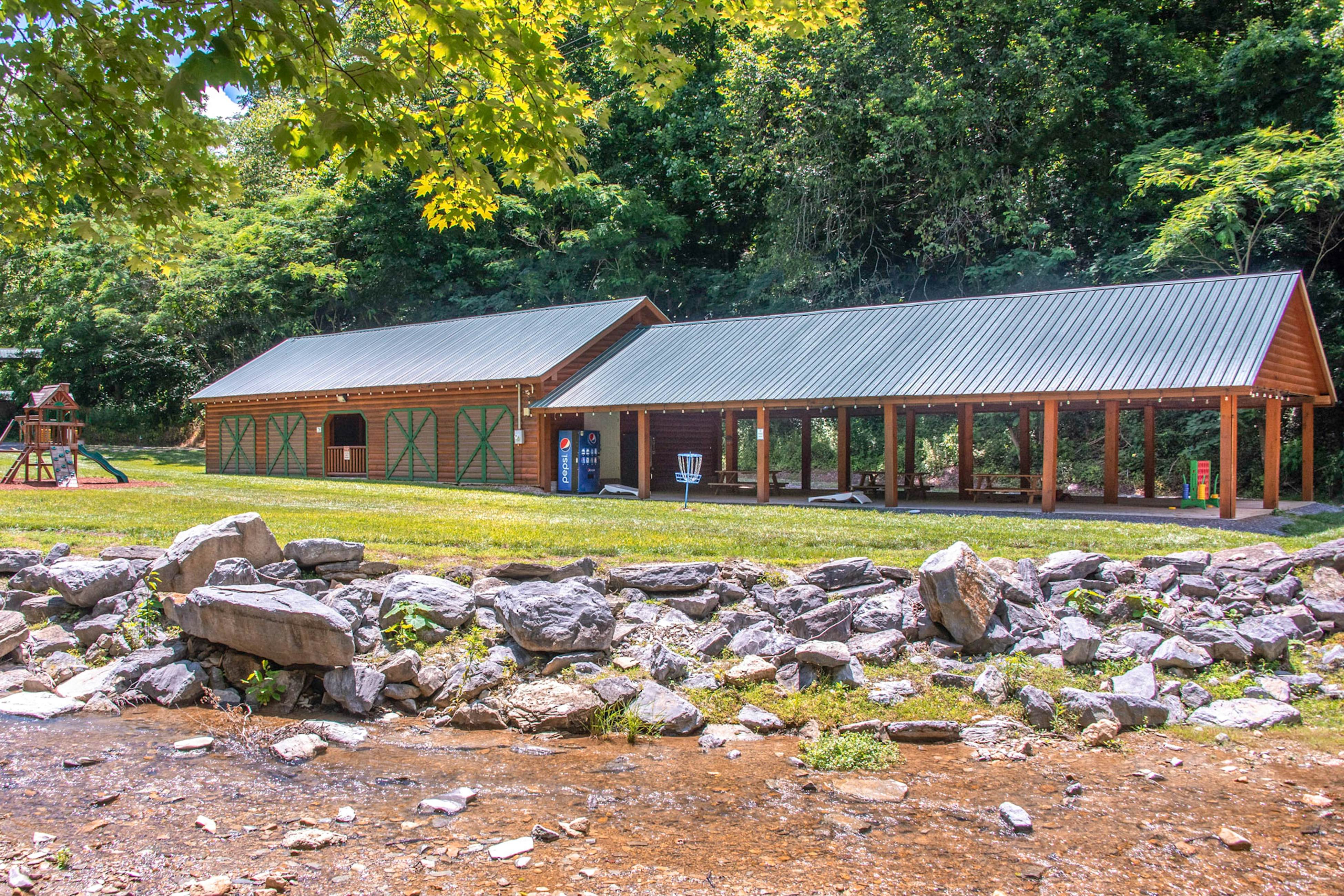 Cozy Cabin, Sleeps 6・Shared pool・Walking trails