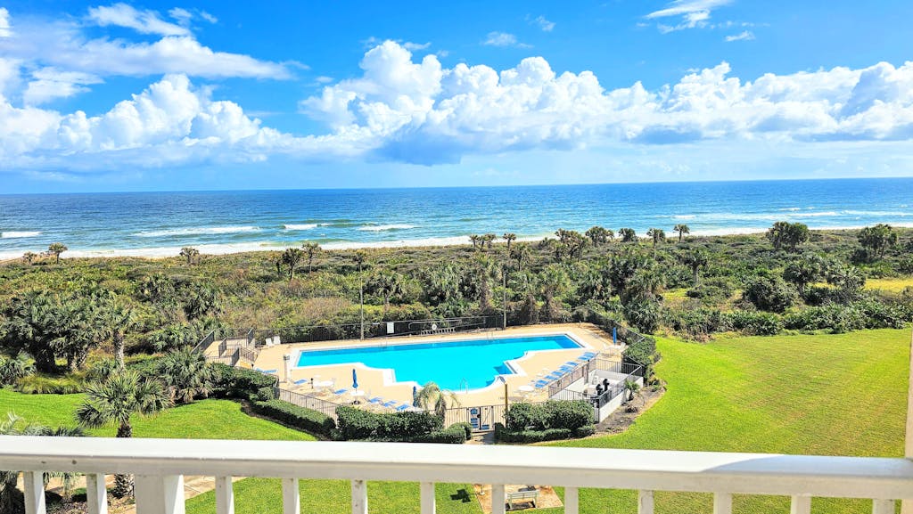🌴Breathtaking 5th Floor Ocean Views. Corner unit🌅Wraparound Balcony! 🏊‍♀️3 Pools