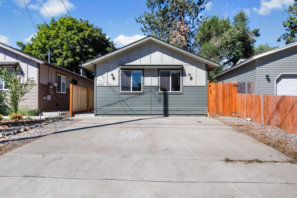 Warm, Modern Pet-Friendly Home in Quiet North Coeur d'Alene. Two king beds, fully fenced backyard with fire pit, well-equipped kitchen, and easy access to downtown CDA, Lake Coeur d'Alene, and year-round adventures. Perfect base for pet owners, small families, and groups of friends. One bathroom. Free parking and private entrance.