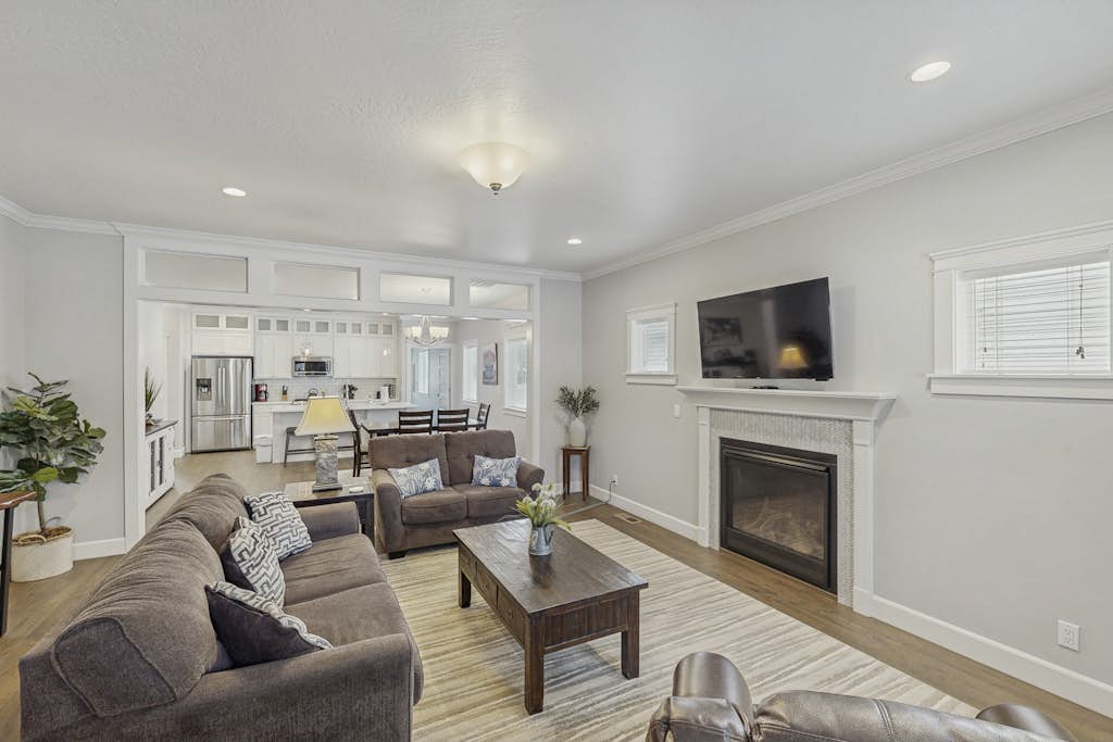 3BR Modern Home, Walkable CDA Downtown