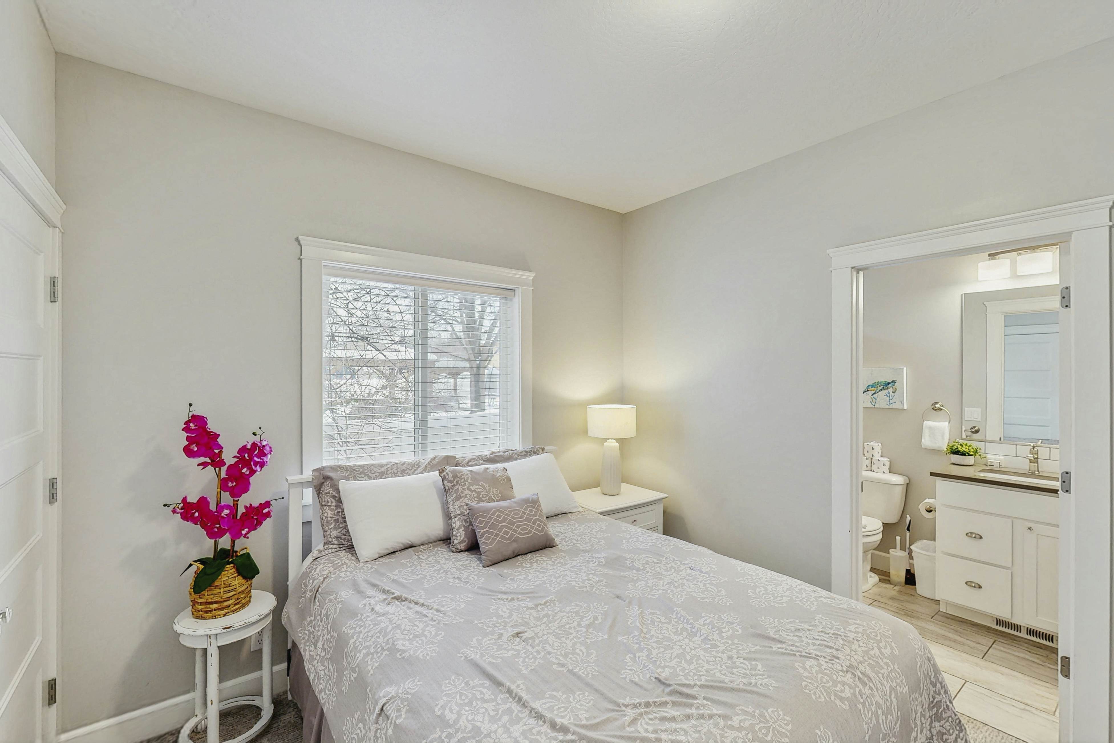 Charming Home Near the Lake