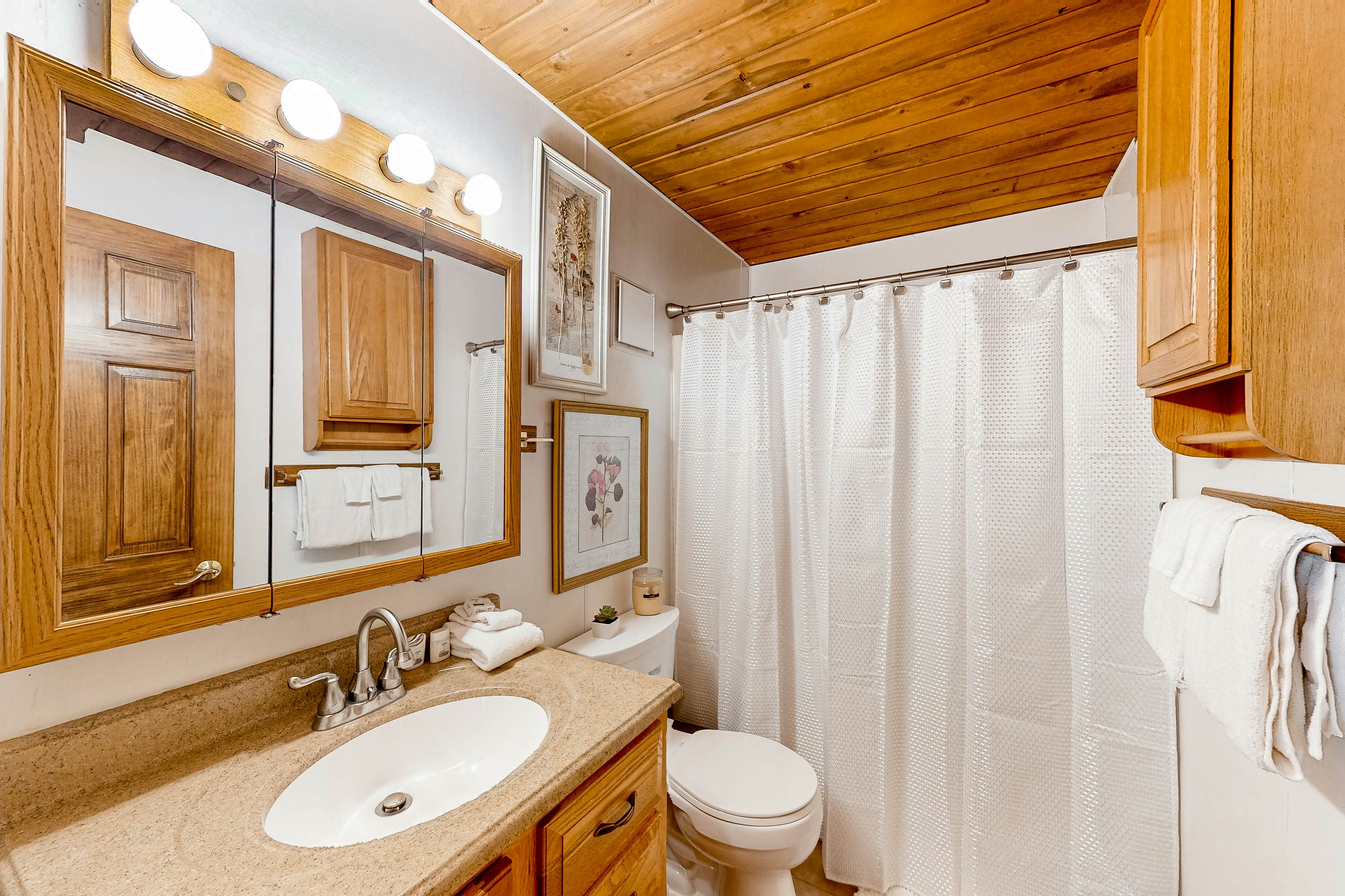 Lake Cabin With Woodstove