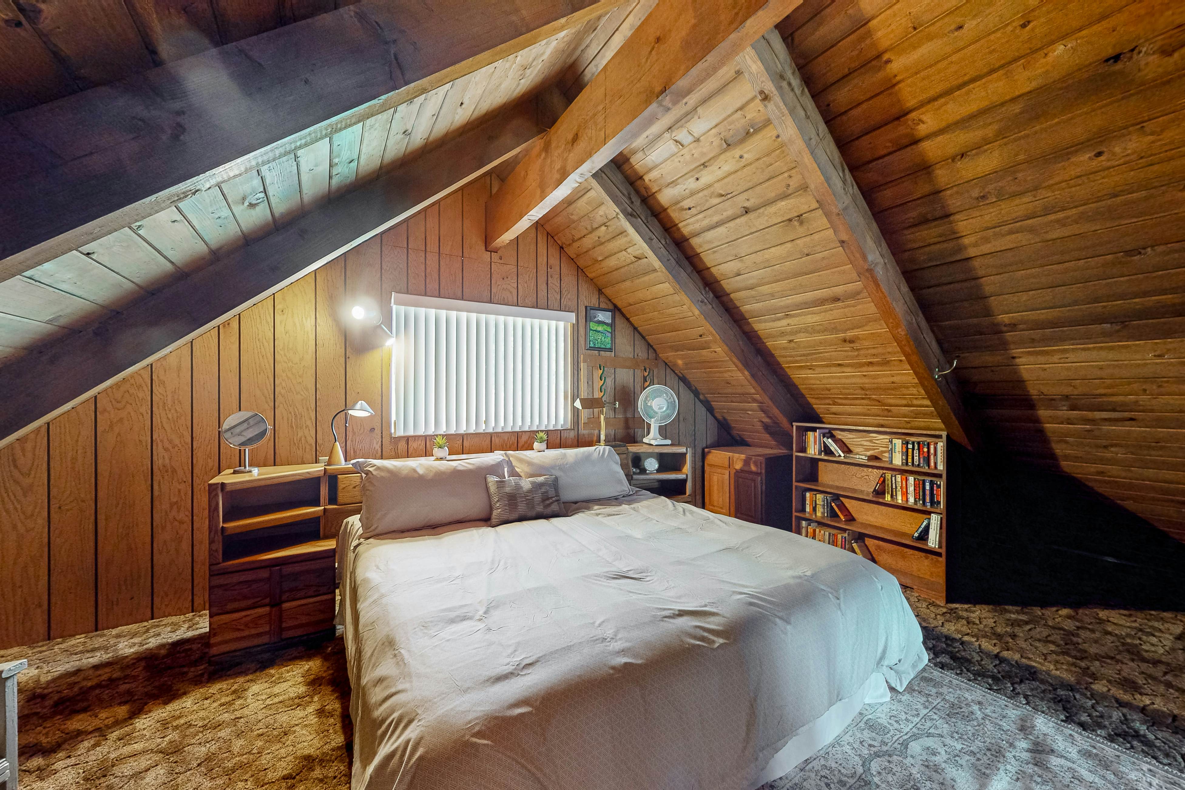 Lake Cabin With Woodstove