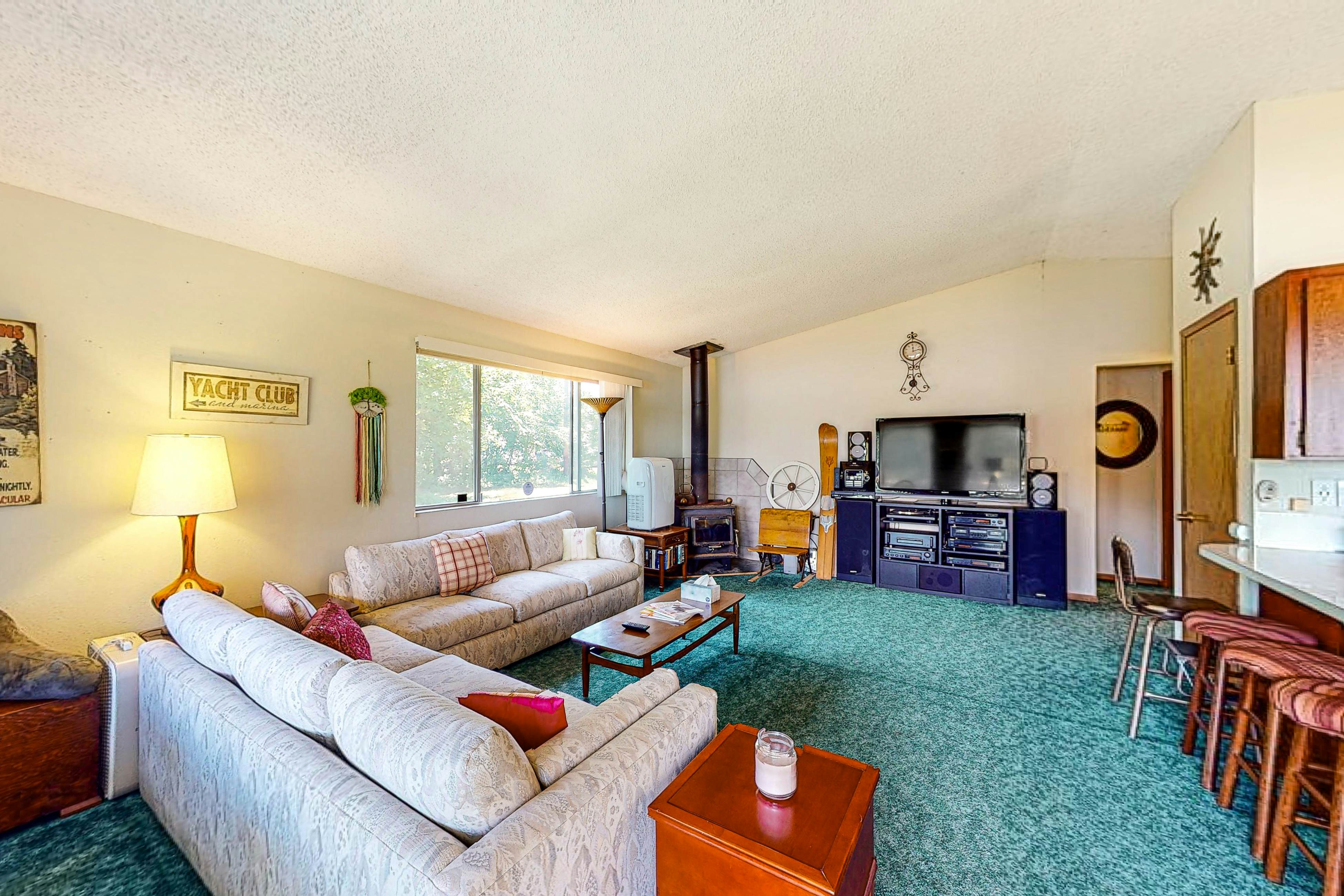 Lakefront Home With Big Yard