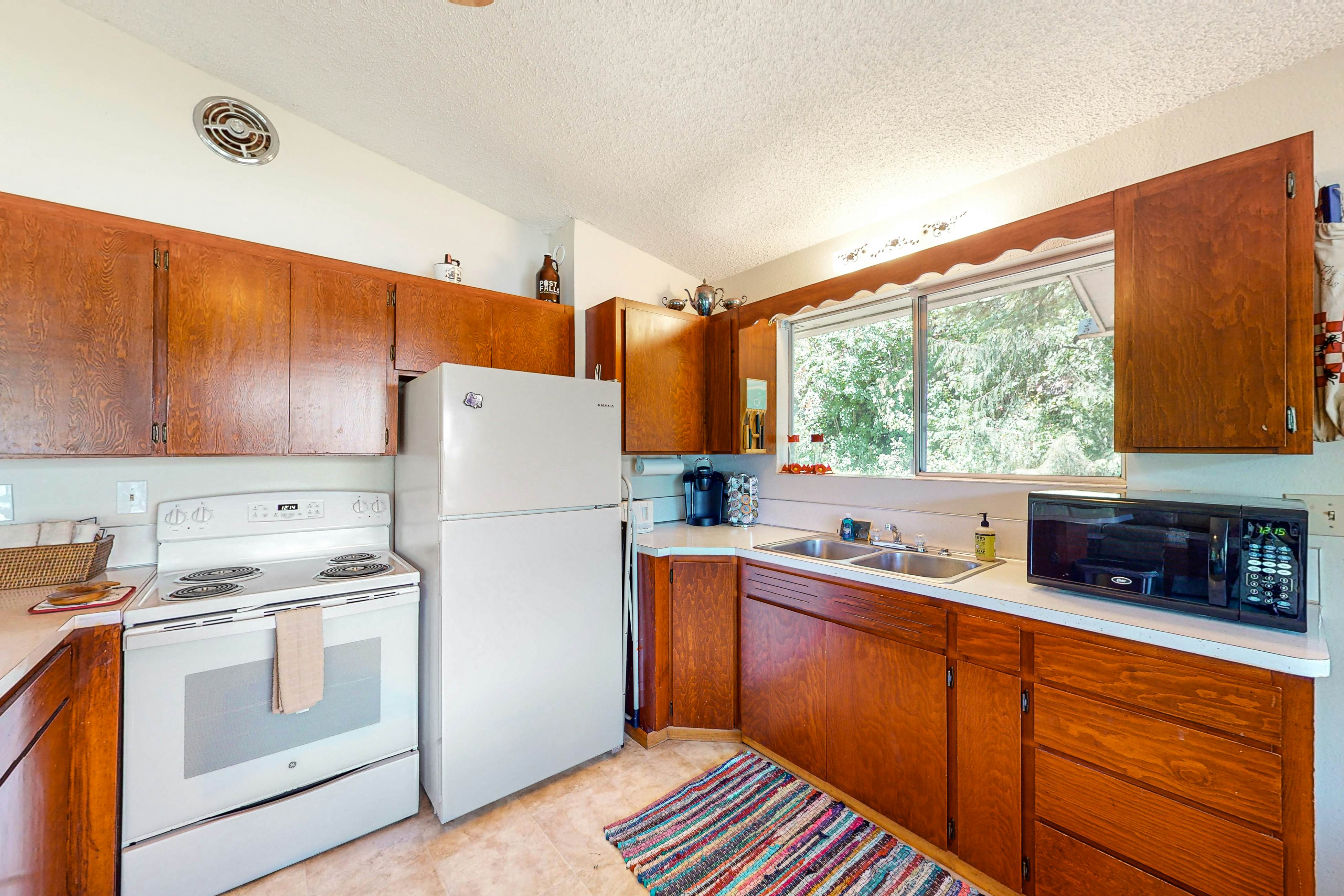 Lakefront Home With Big Yard