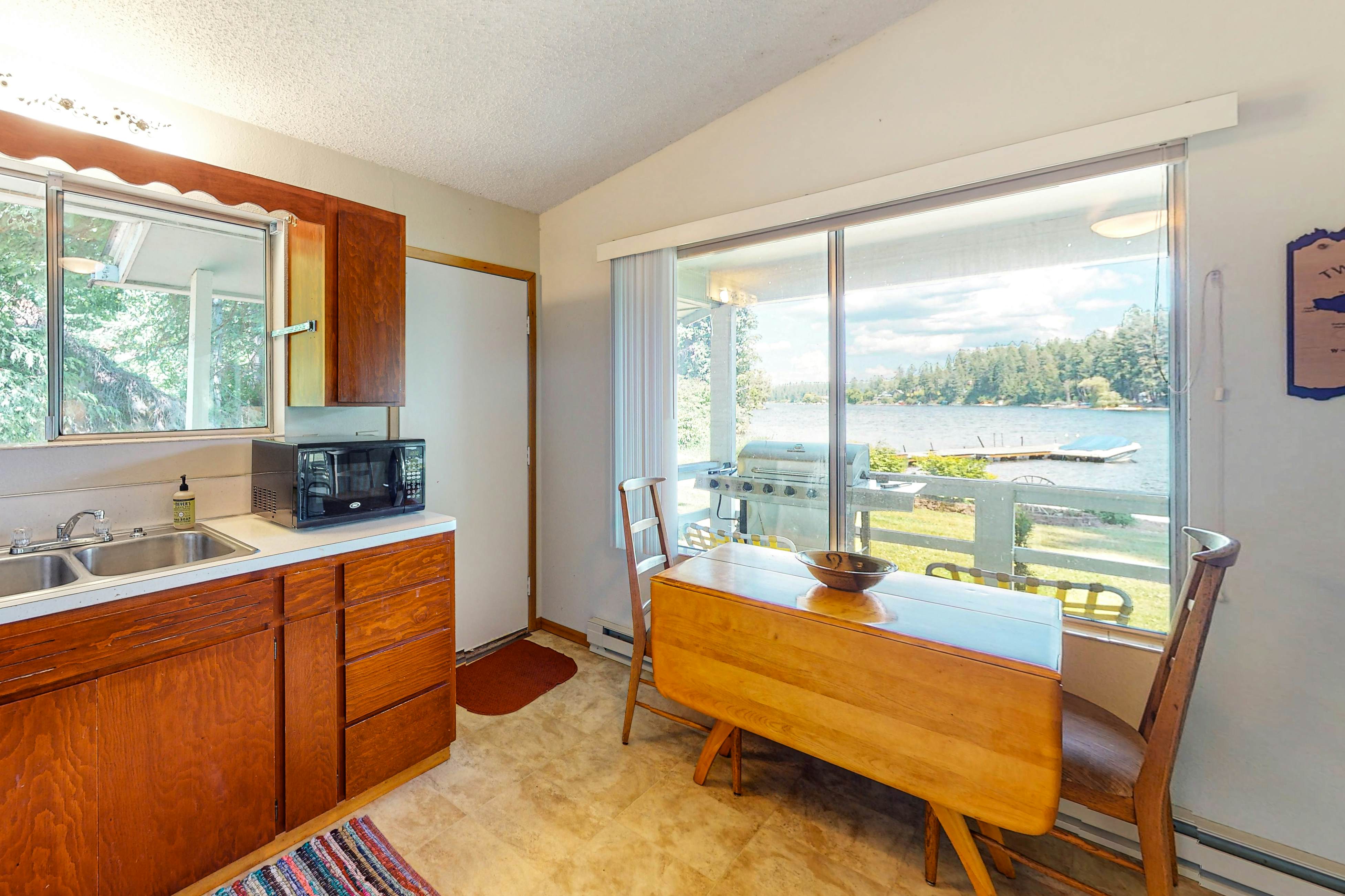 Lakefront Home With Big Yard