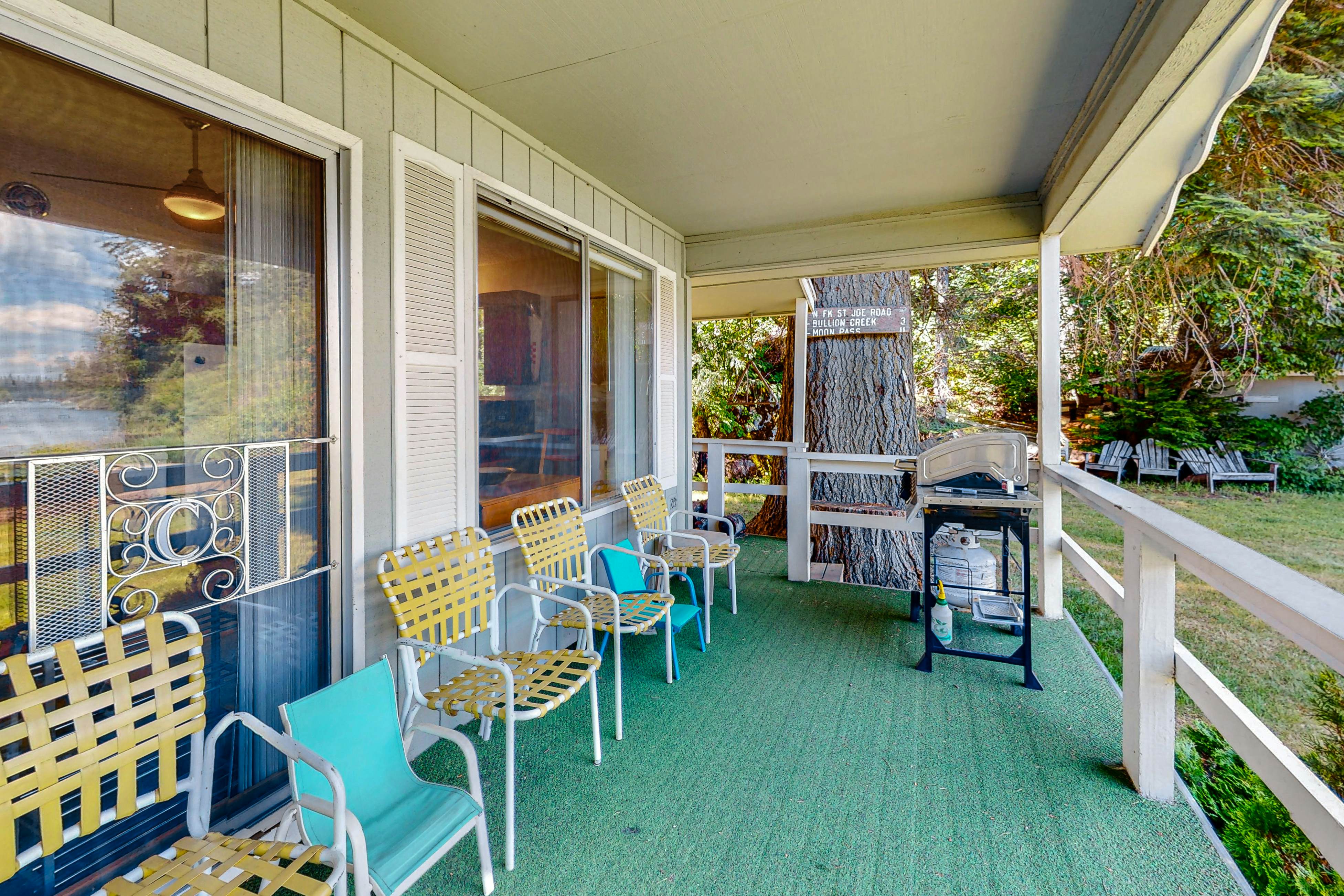 Lakefront Home With Big Yard