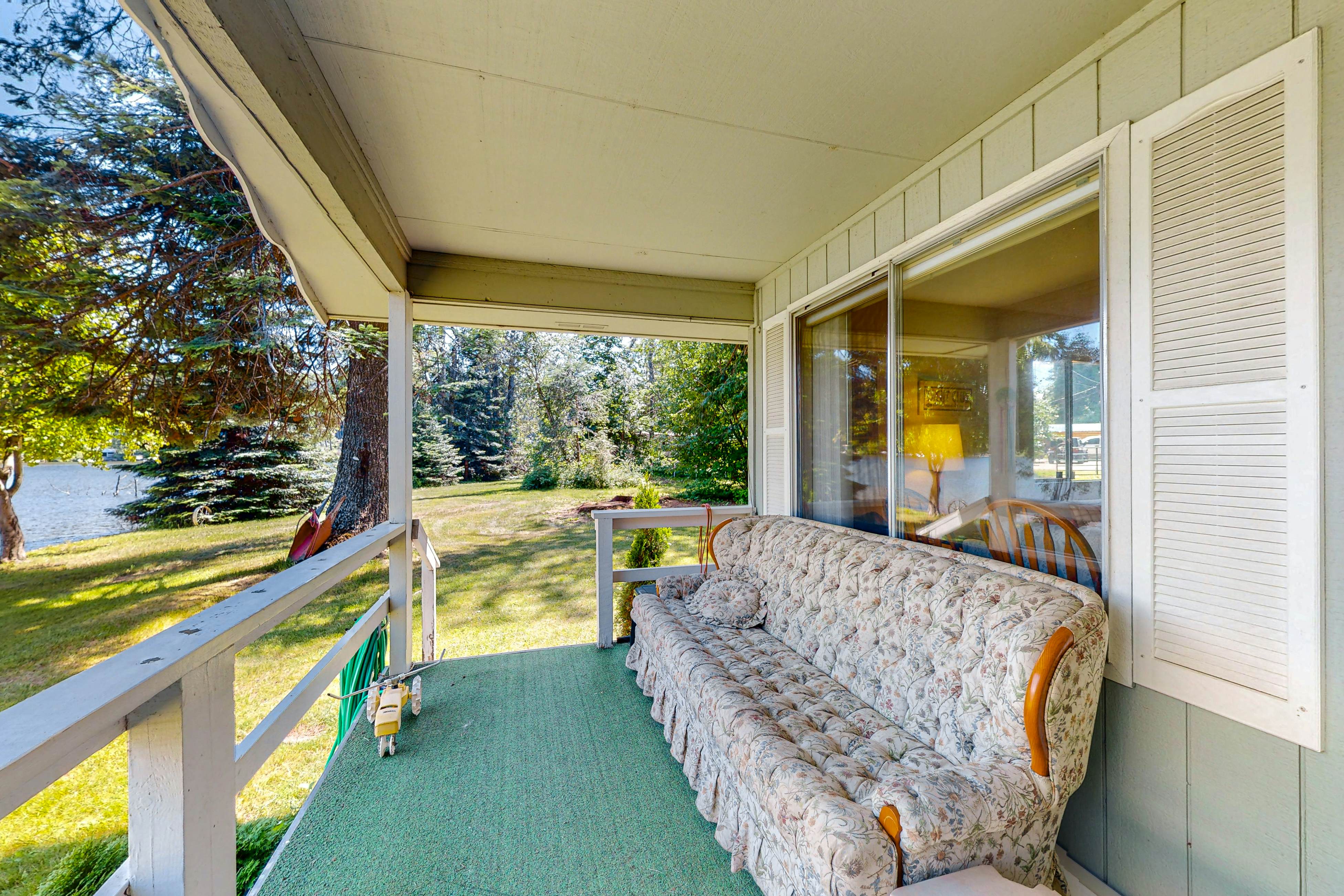 Lakefront Home With Big Yard