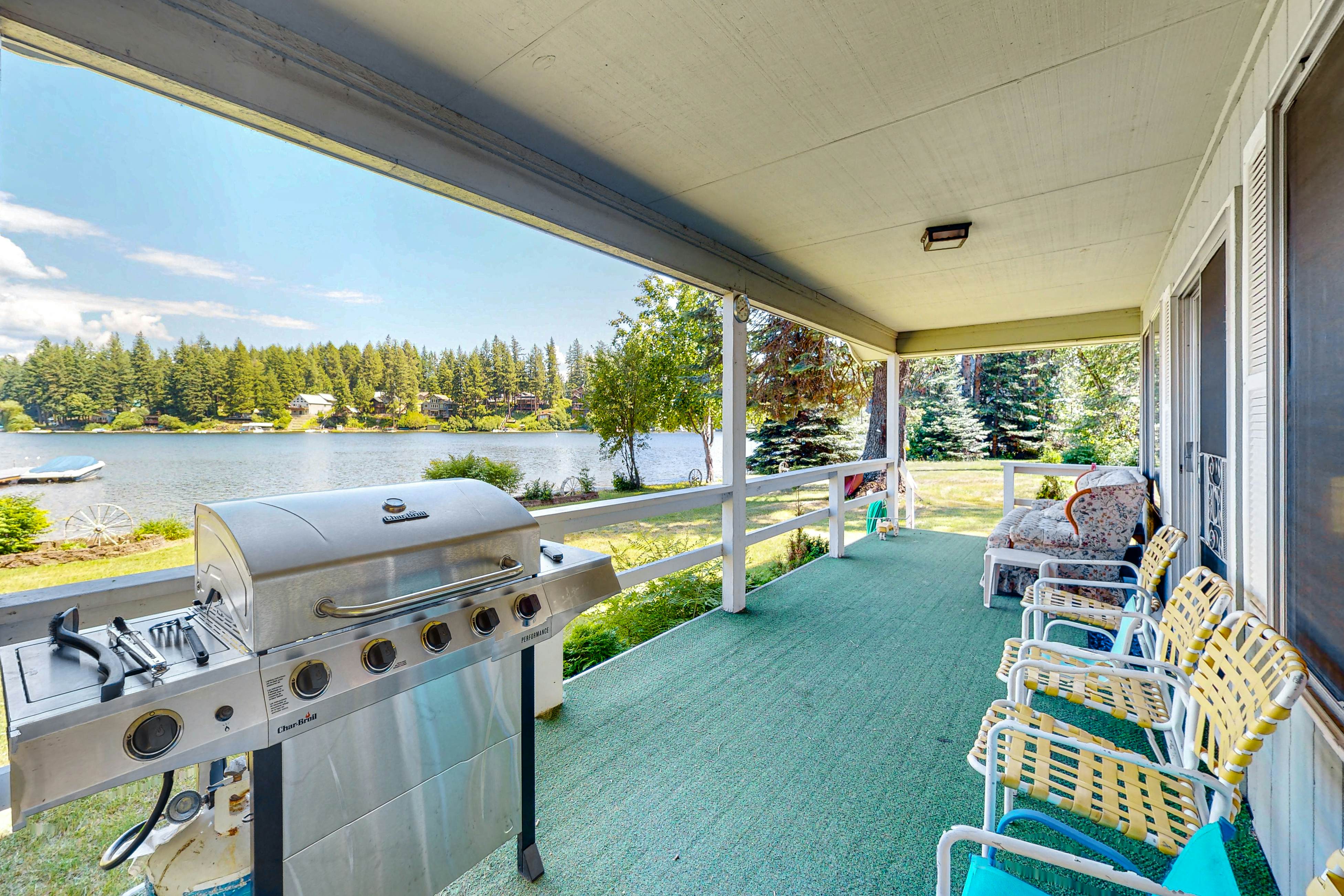 Lakefront Home With Big Yard