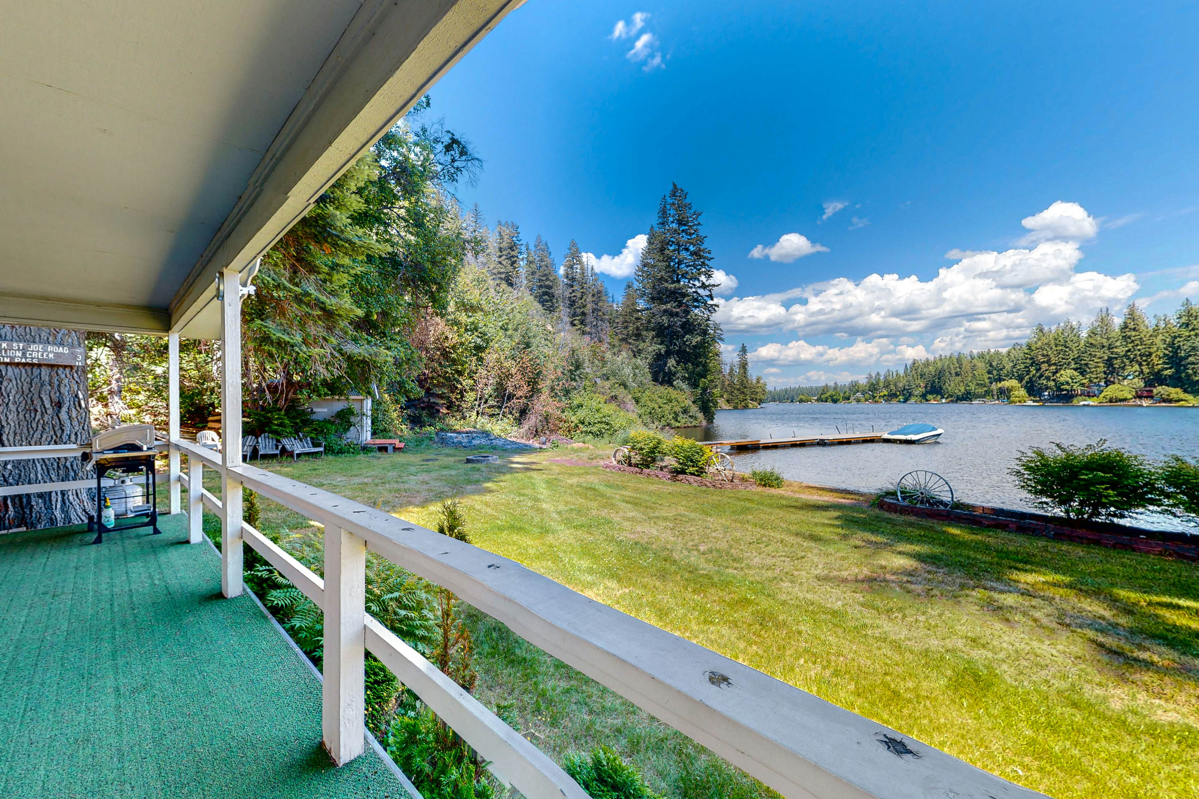 Lakefront Home With Big Yard