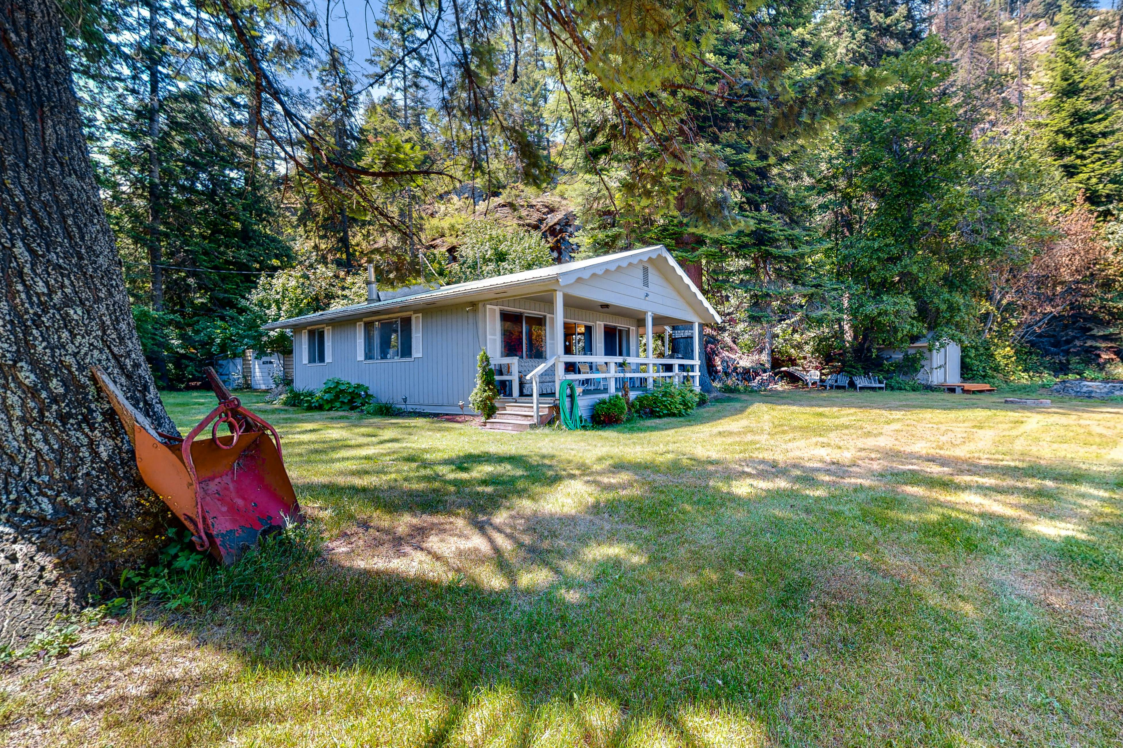 Lakefront Home With Big Yard