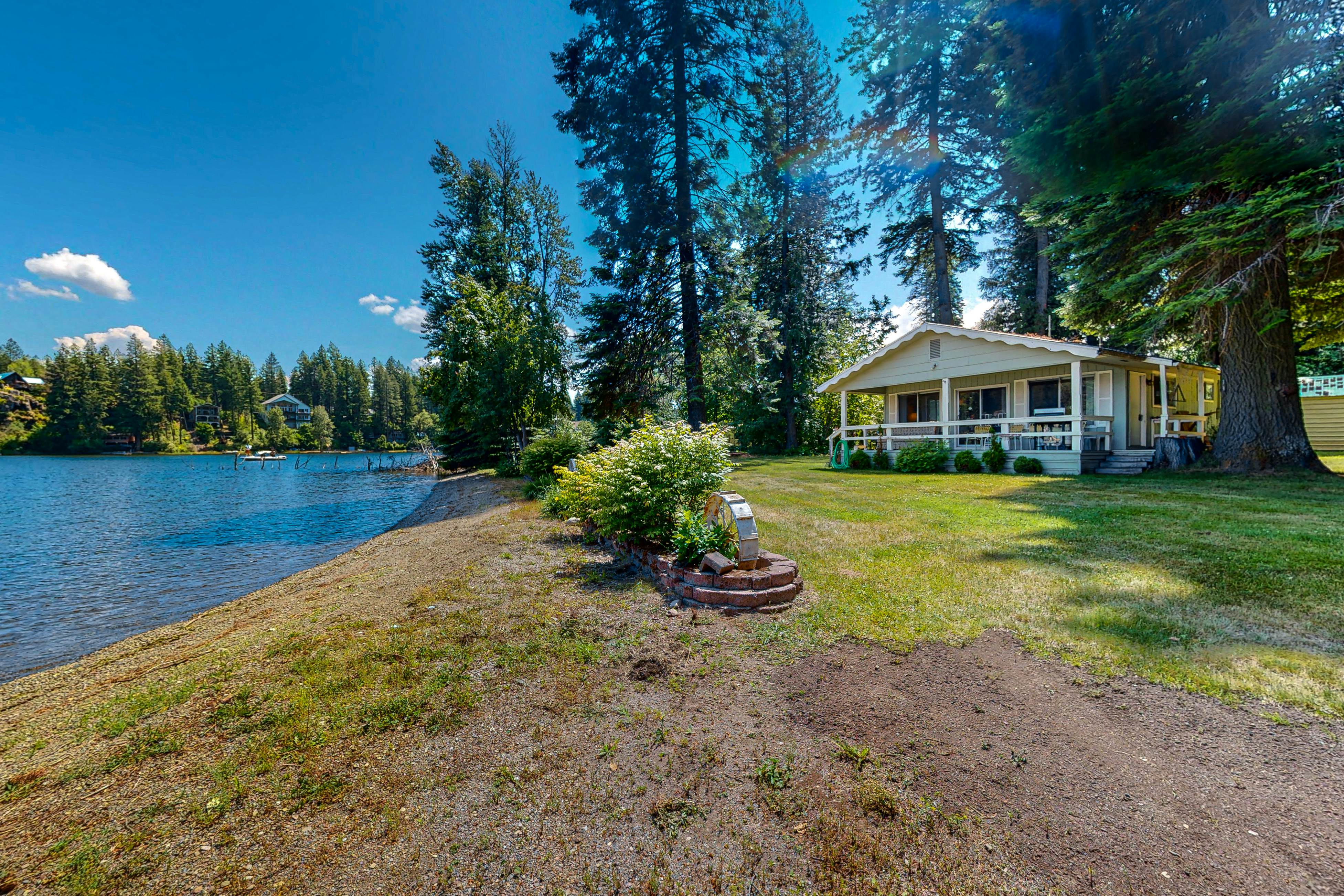 Lakefront Home With Big Yard