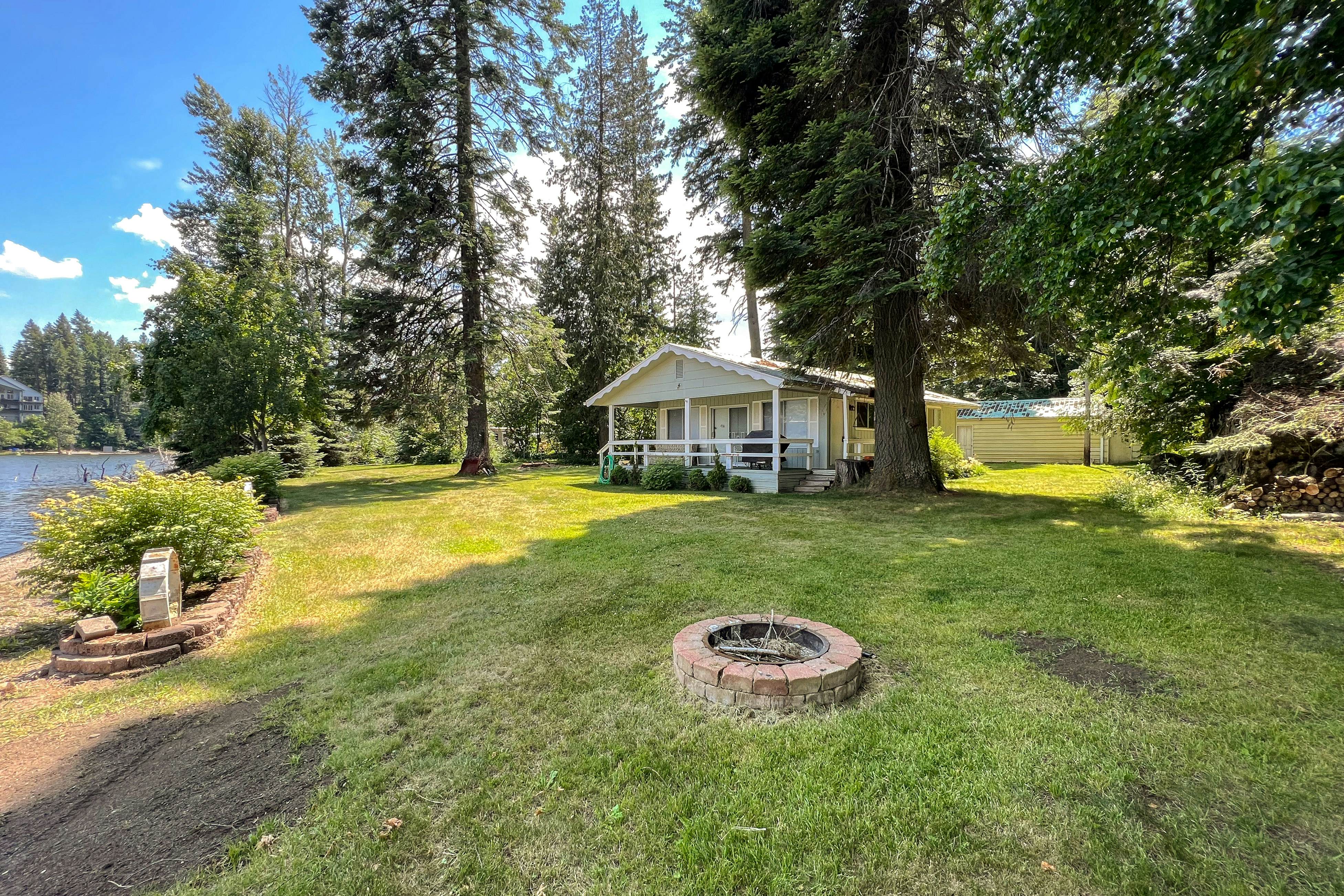 Lakefront Home With Big Yard