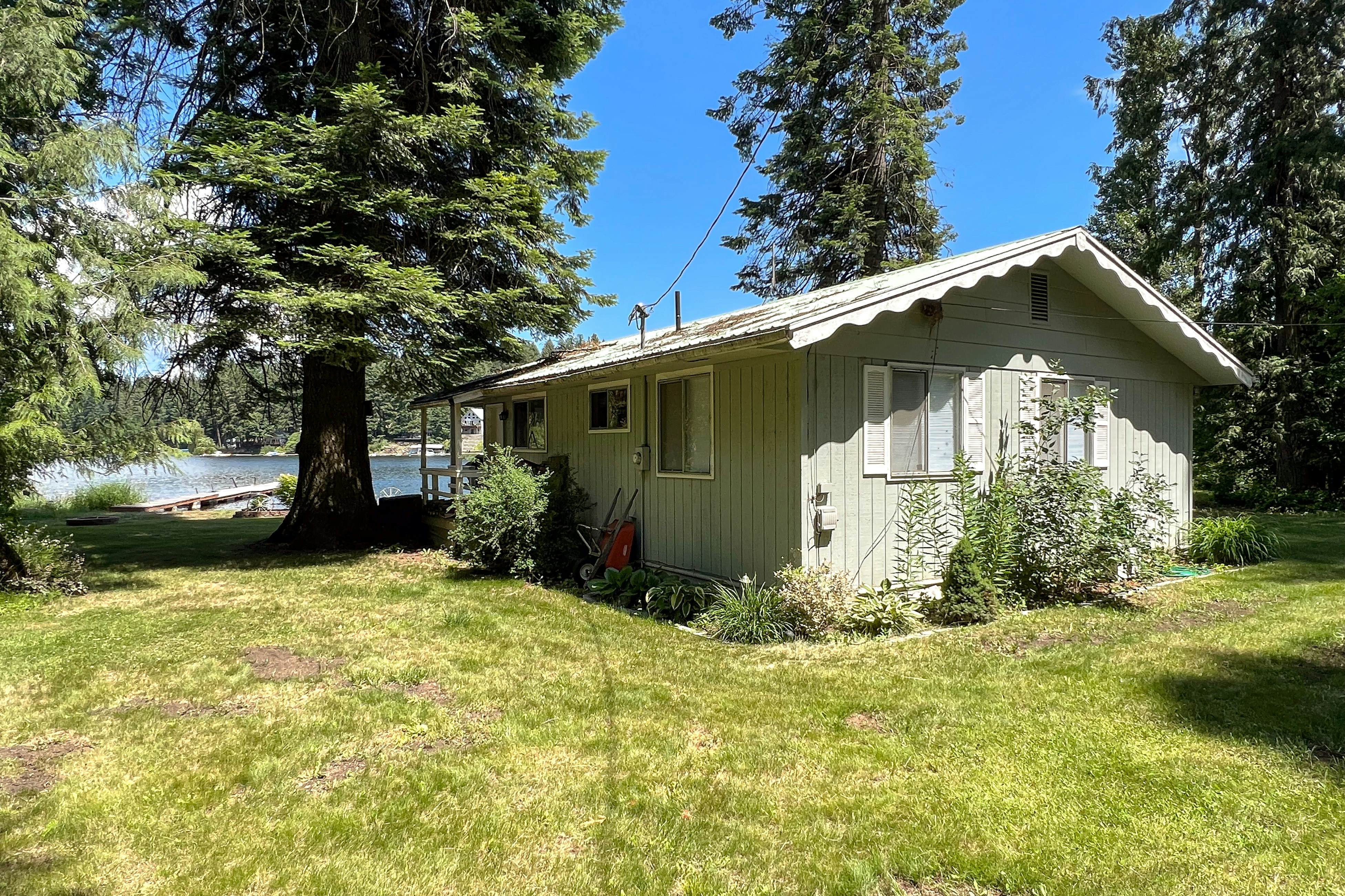 Lakefront Home With Big Yard