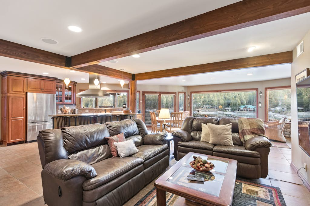 Riverfront 4BR Lodge w/ Dock, Sauna & Game Room
