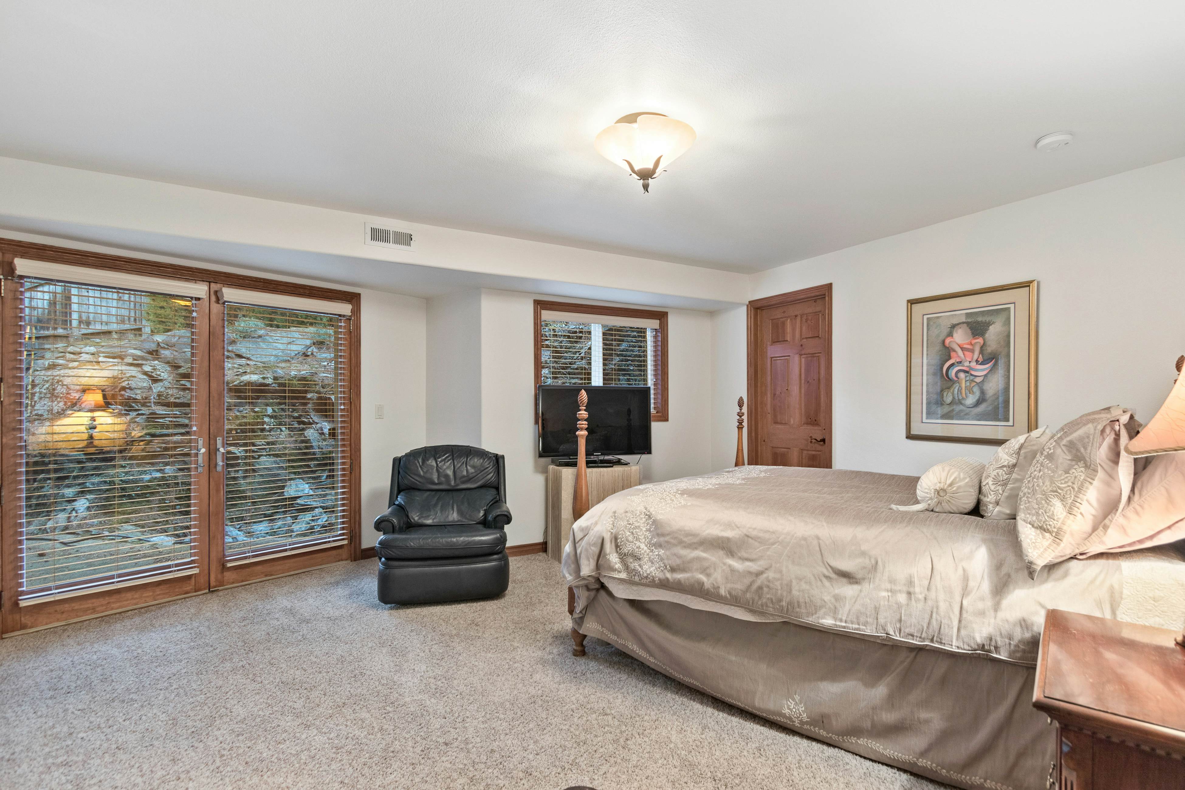 Estate w/ Hot Tub & Dock