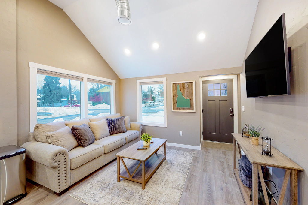 Charming bungalow in downtown and near the lake