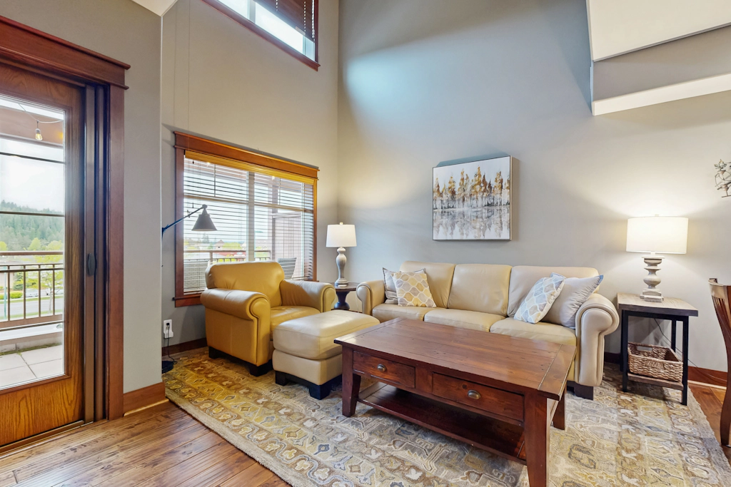 Riverstone condo near shops, dining and river