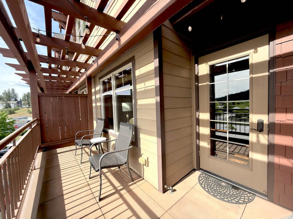 Wake up in your Riverstone condo, pour a coffee on your private balcony, and decide: walk downstairs to lunch or bike the Centennial Trail? This is what walkable living in Coeur d'Alene feels like — everything you want is steps away, no car required.