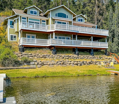 Beautiful Lakefront Custom