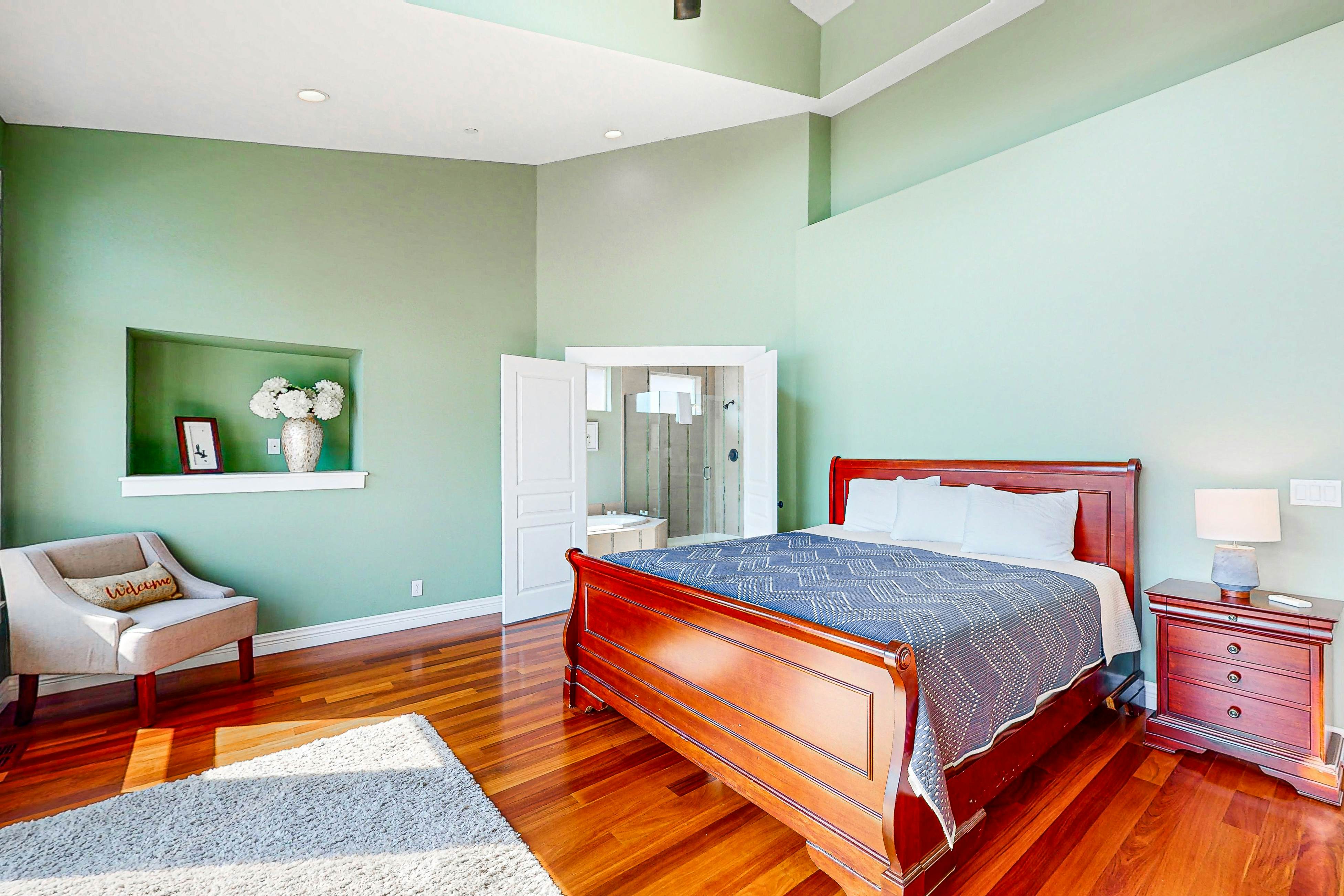 Beautiful Lakefront Custom