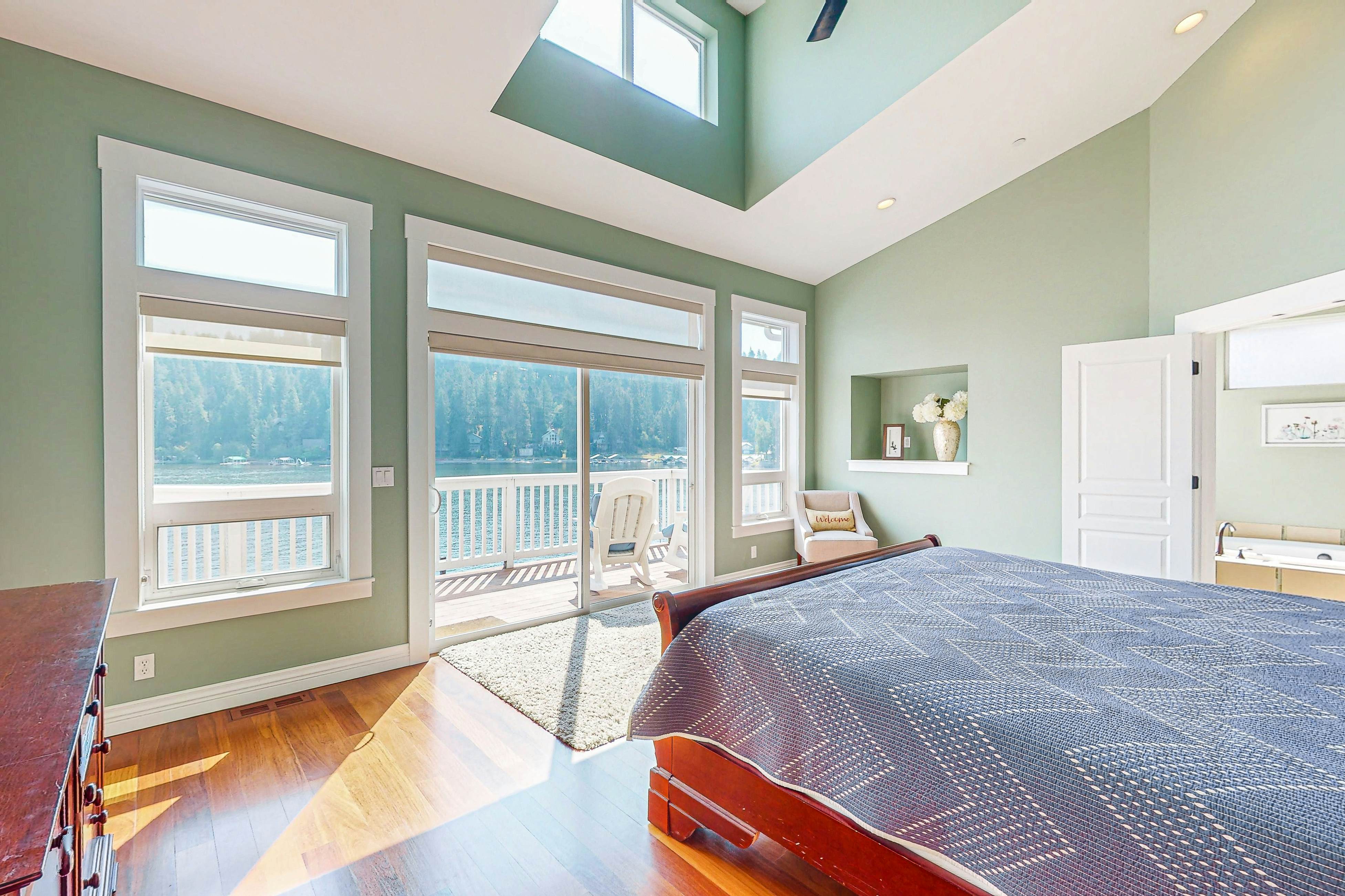 Beautiful Lakefront Custom