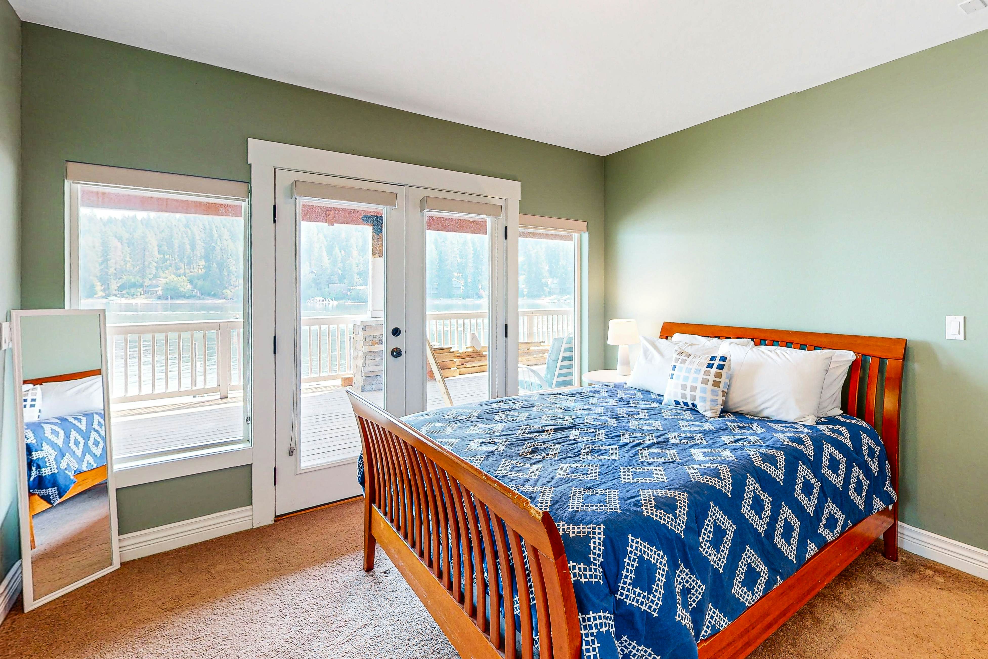 Beautiful Lakefront Custom