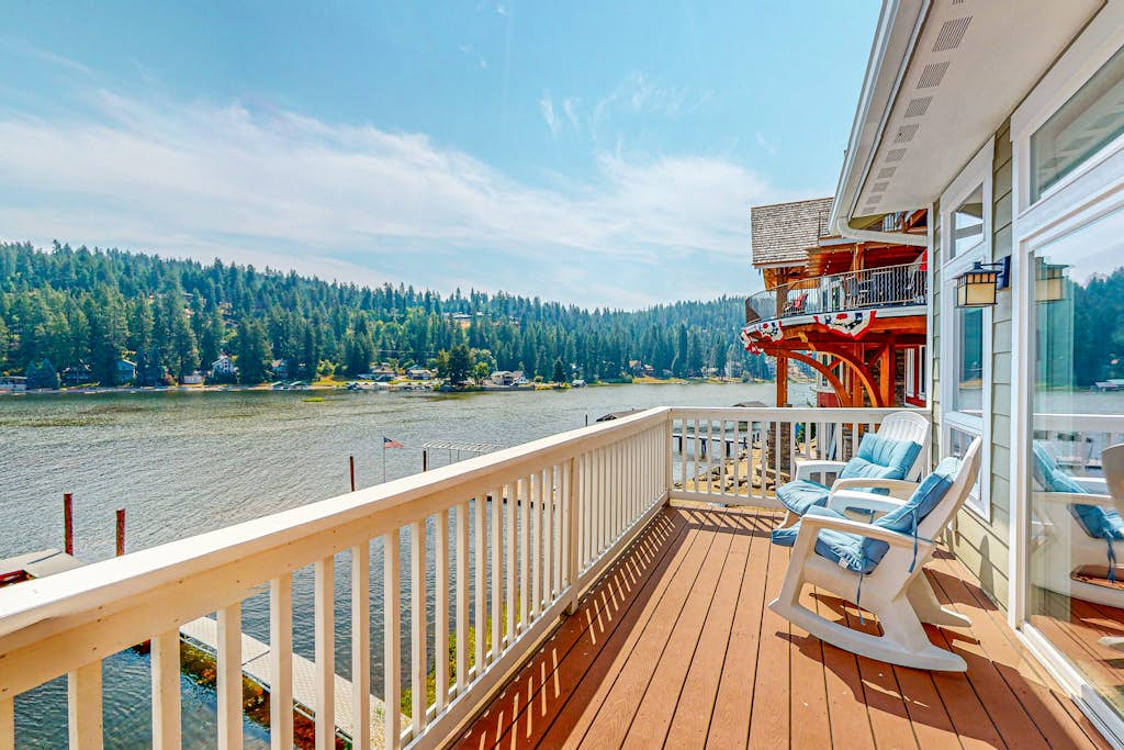 Lake Coeur d'Alene Dock Home—4BR, Firepit